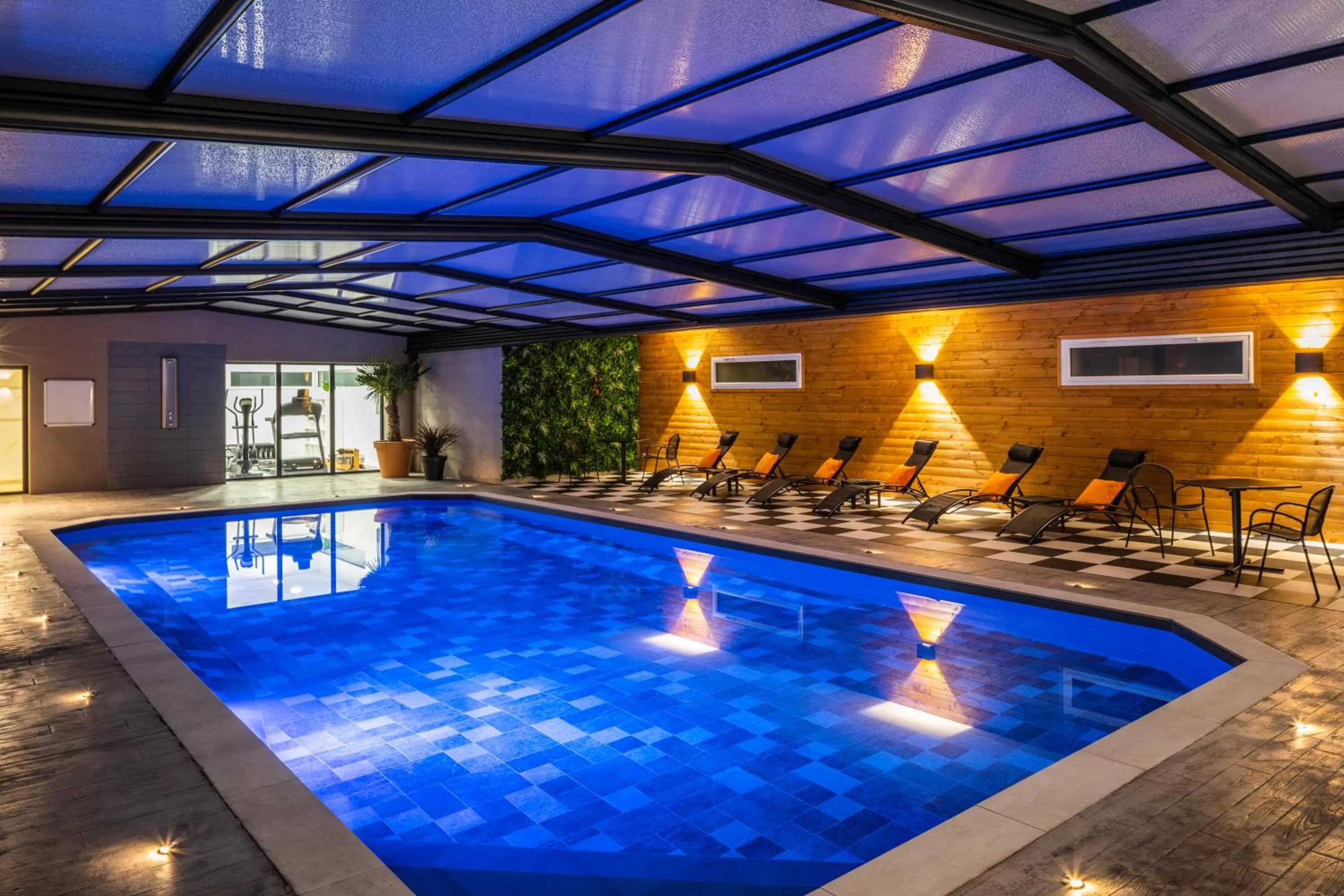 Swimming pool in ibis Saint-Nazaire - Trignac
