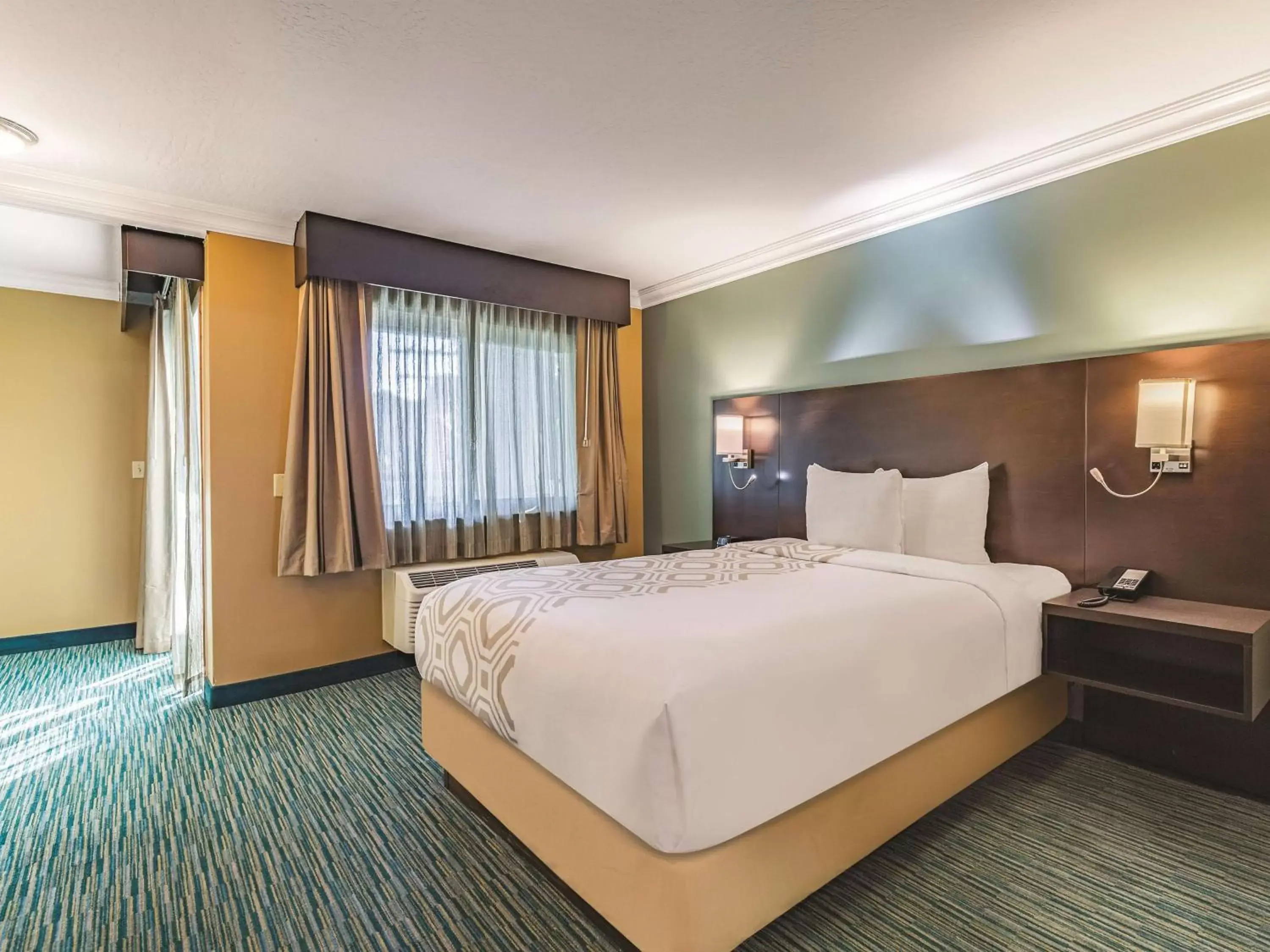 Photo of the whole room, Bed in La Quinta by Wyndham San Francisco Airport West