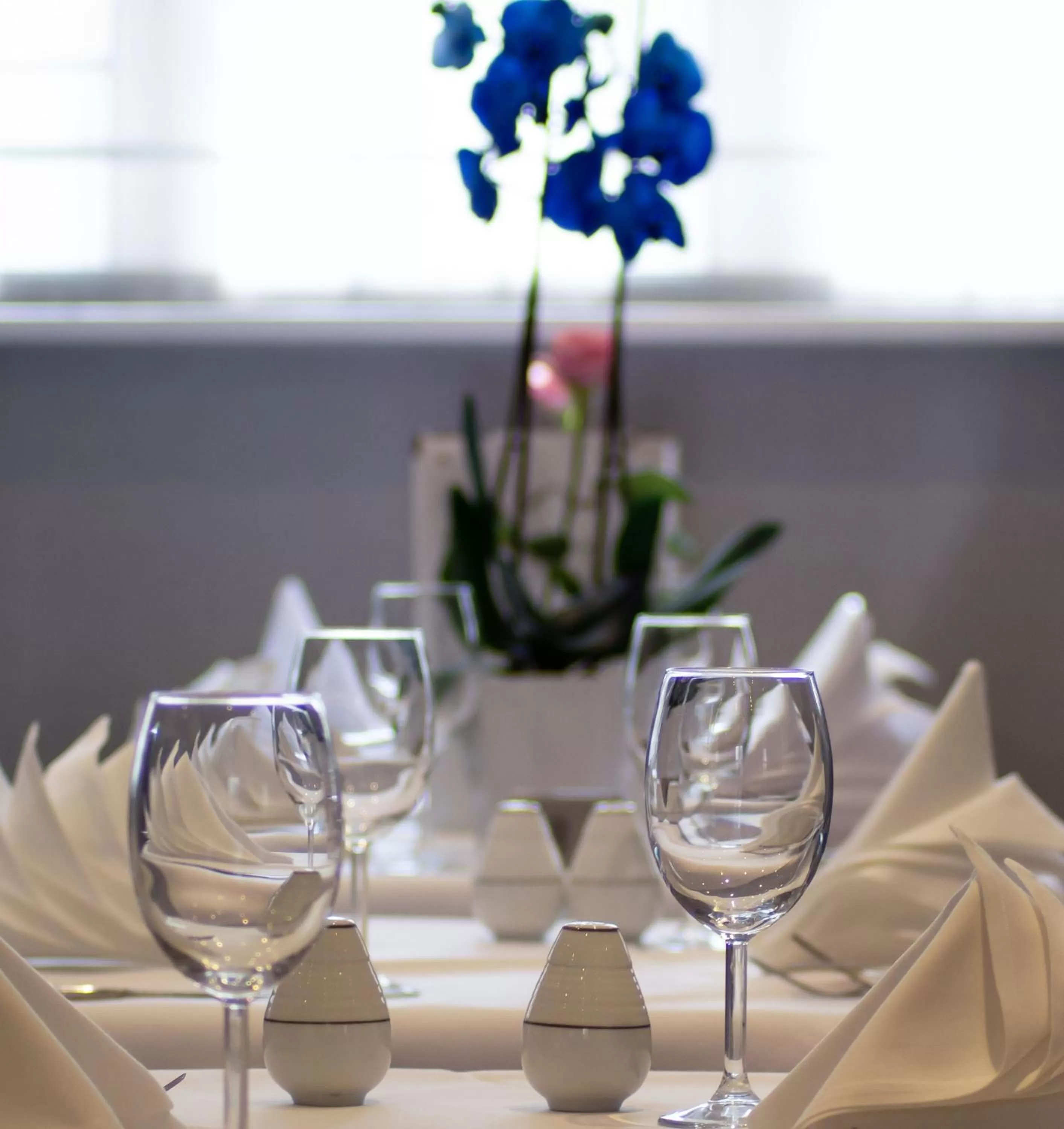 Restaurant/places to eat in Wellington Hotel by Blue Orchid