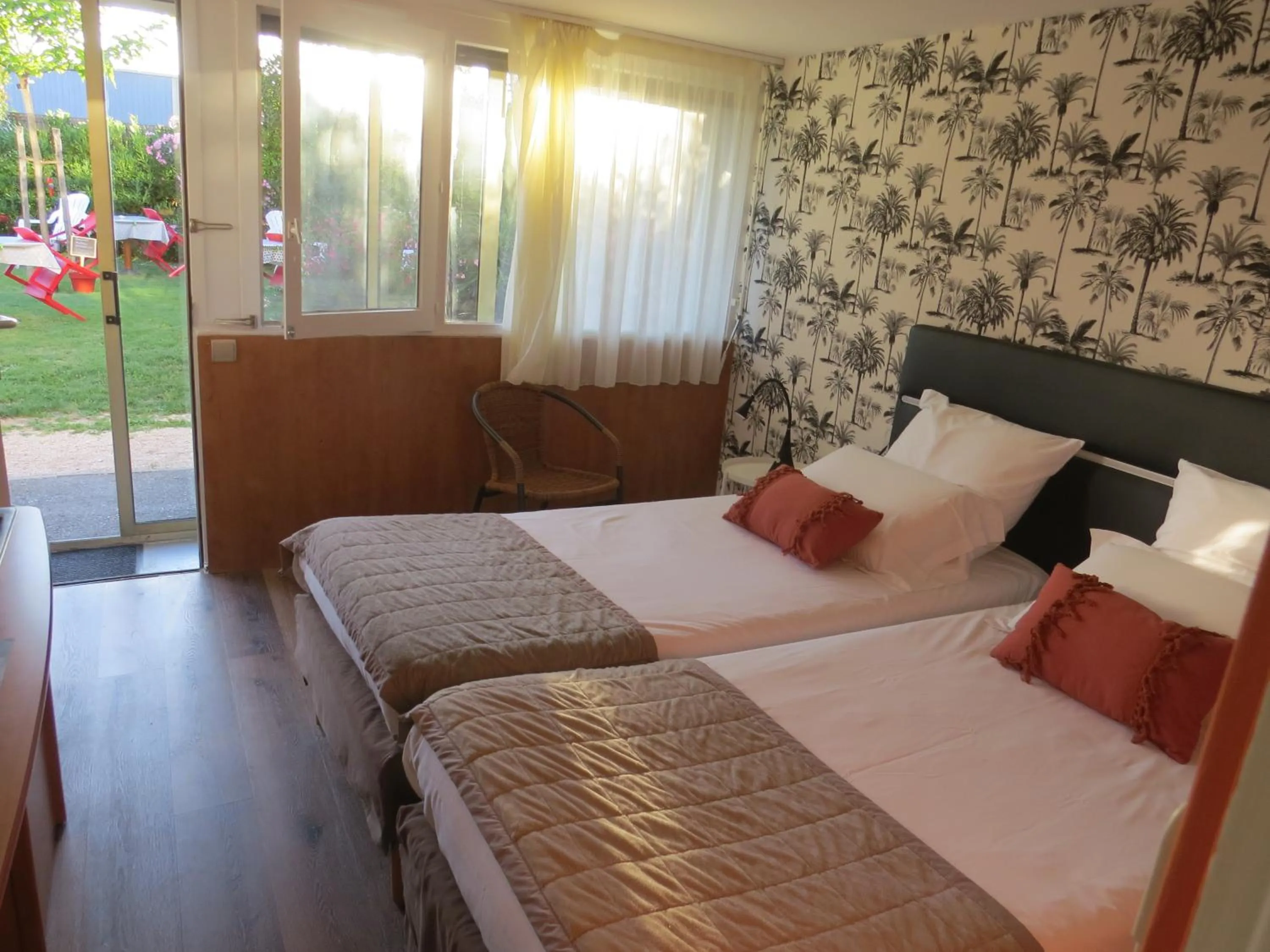 Bedroom in Hôtel Kyriad Cap Sud