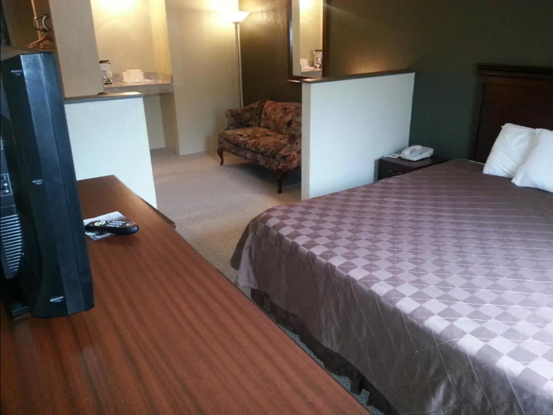 View (from property/room), Bed in Americourt Hotel and Suites - Elizabethton