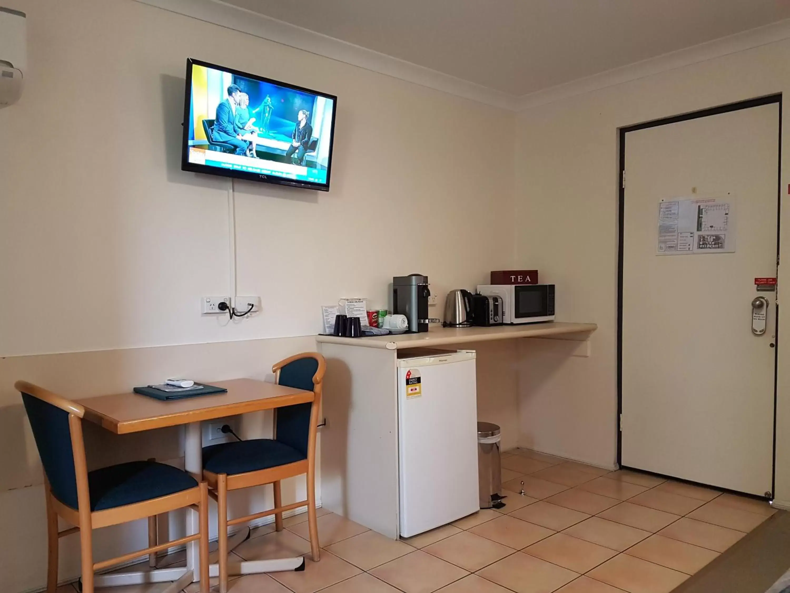 Coffee/tea facilities, TV/Entertainment Center in Rockhampton Palms Motor Inn