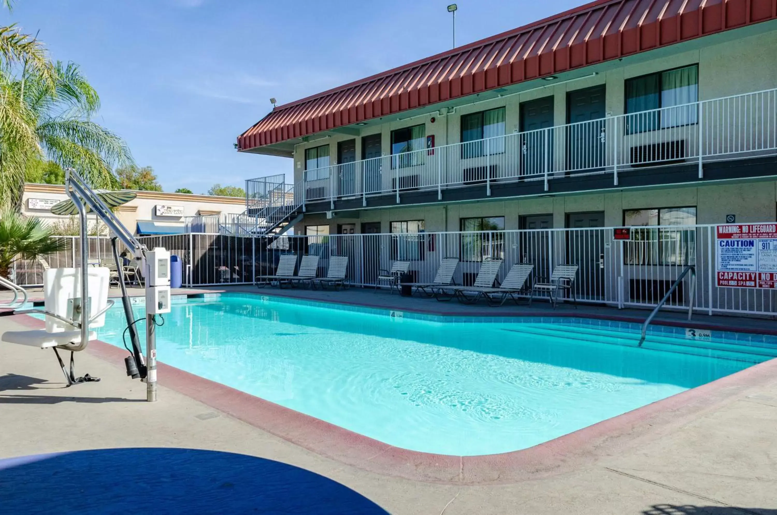 Day, Swimming Pool in Motel 6-Fresno, CA - Yosemite Hwy
