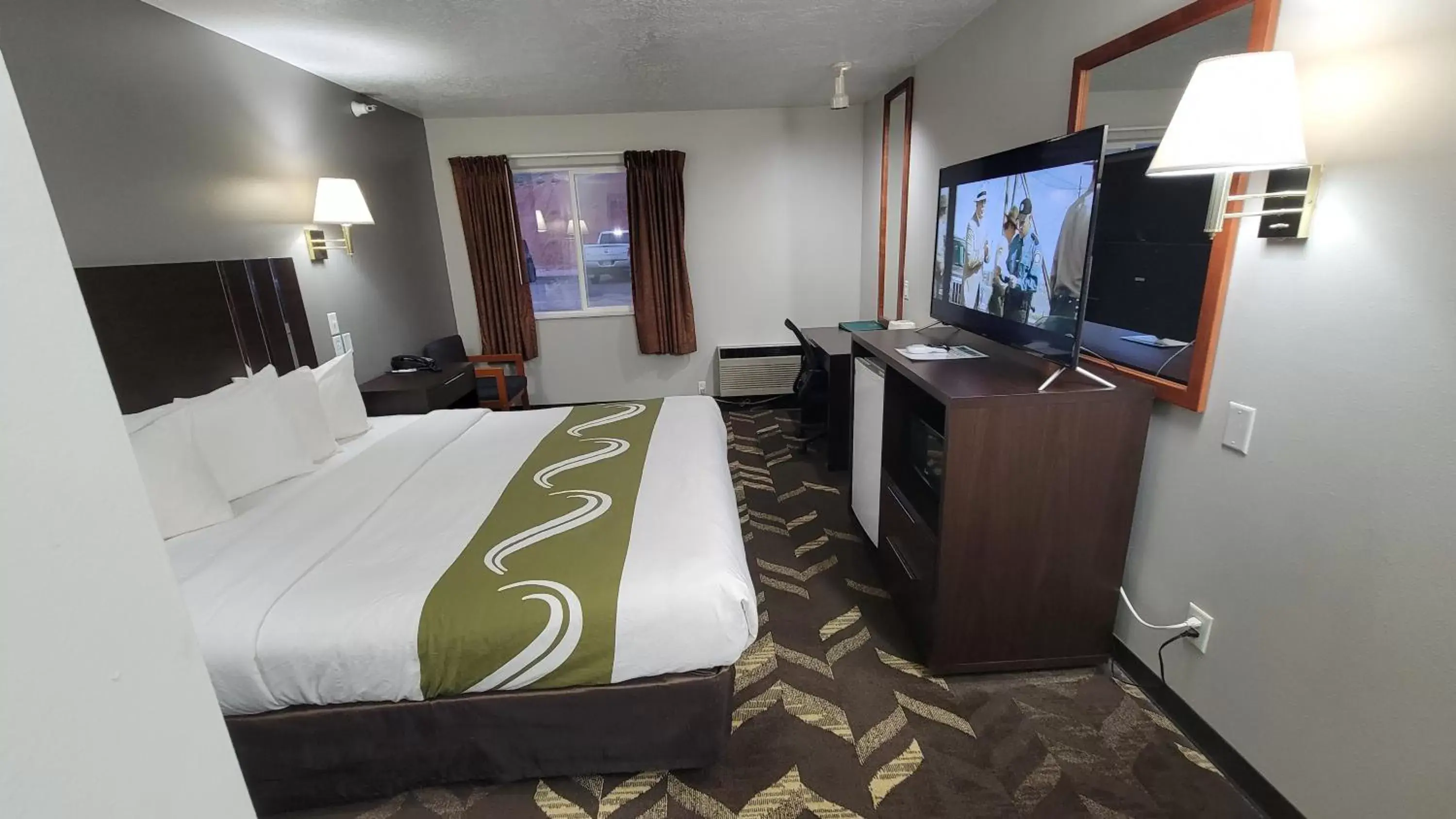 Communal lounge/ TV room, TV/Entertainment Center in Quality Inn & Suites Salina National Forest Area