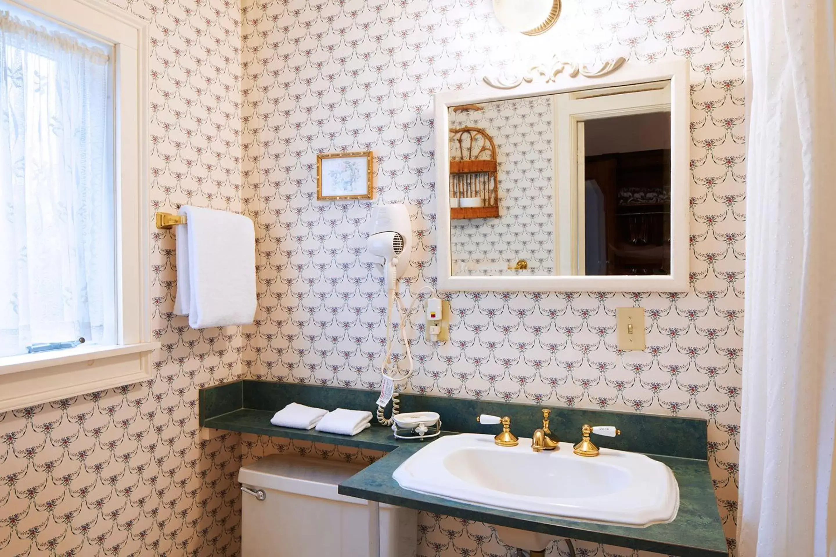 Richmond Room, Queen Bed & Fireplace in Apple Tree Inn Richmond Room, Queen Bed & Fireplace in Apple Tree Inn