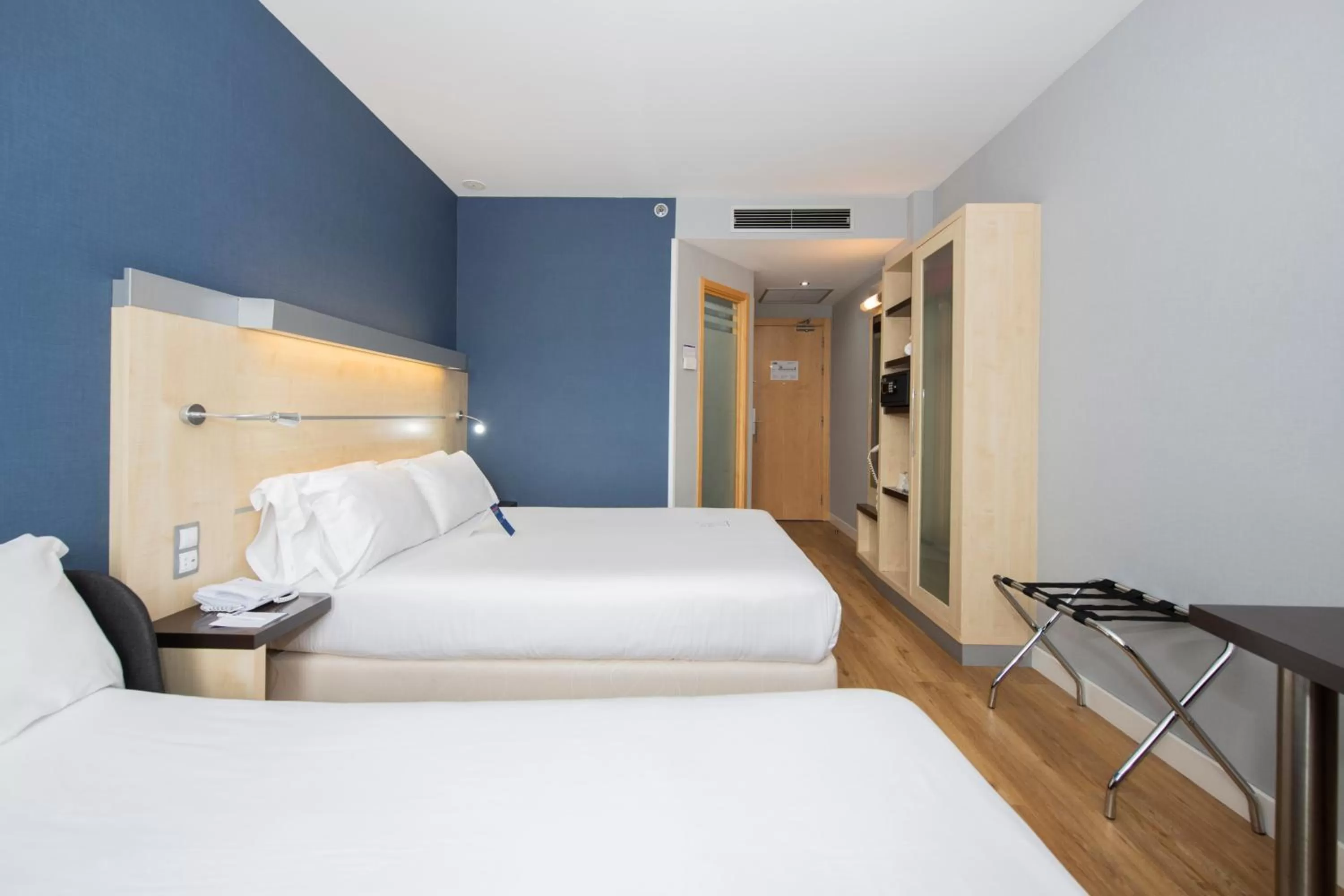 Photo of the whole room, Bed in Holiday Inn Express Barcelona City 22@ by IHG