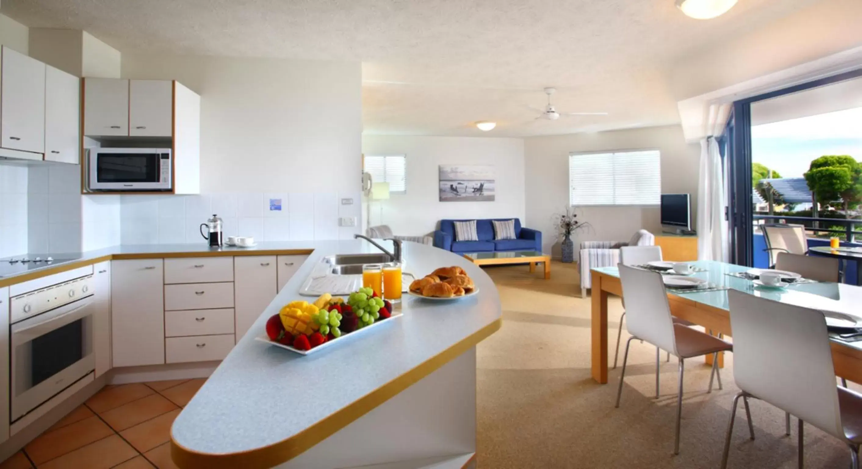 Living room, Kitchen/Kitchenette in Portobello By The Sea