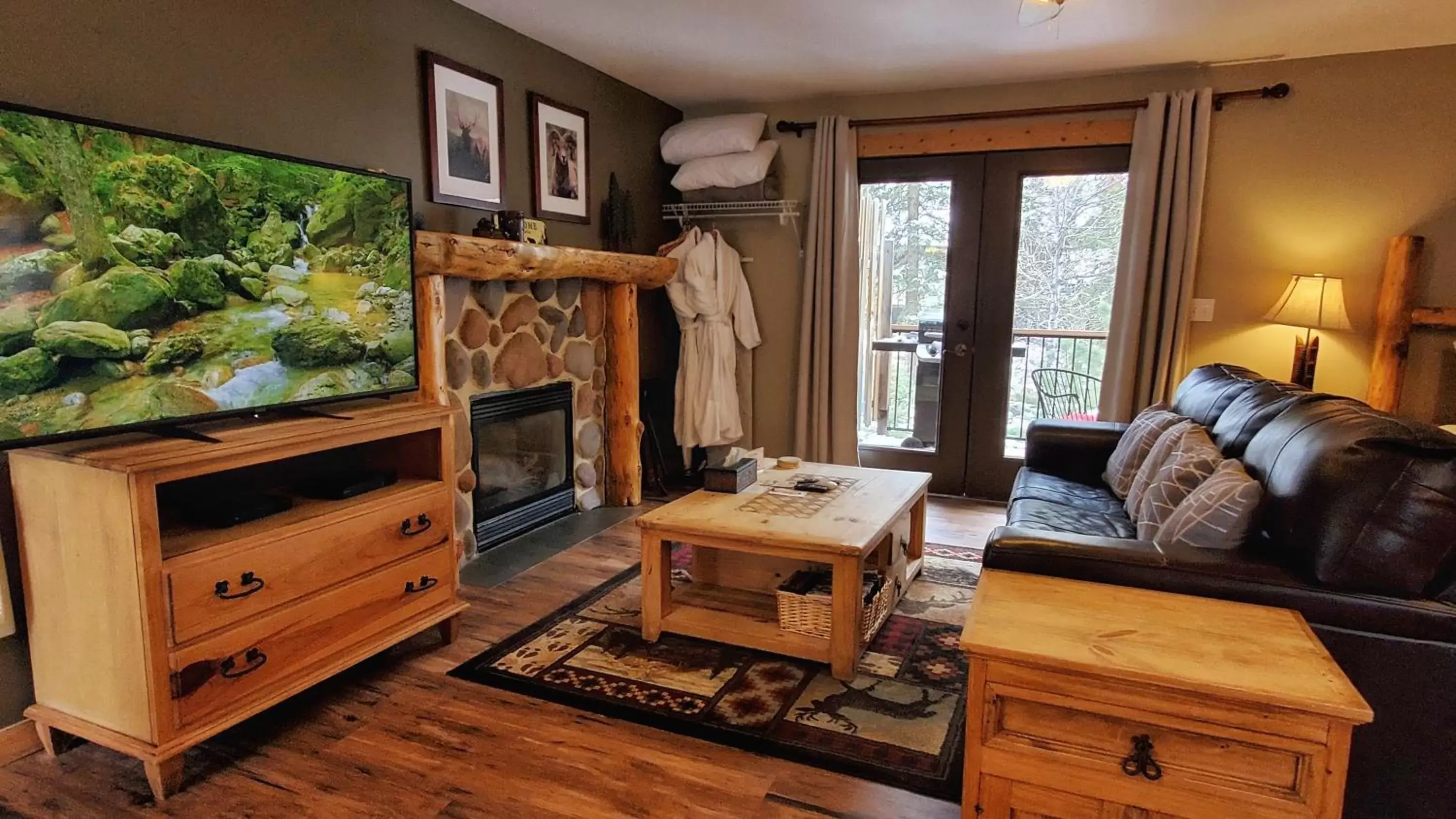 TV and multimedia, TV/Entertainment Center in The Inn on Fall River & Fall River Cabins
