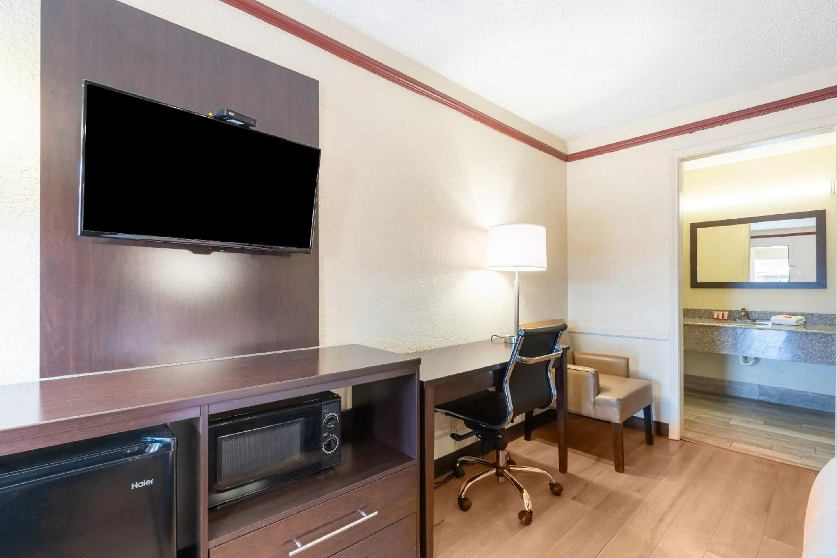 Area and facilities, TV/Entertainment Center in OYO Hotel Tulsa N Sheridan Rd & Airport