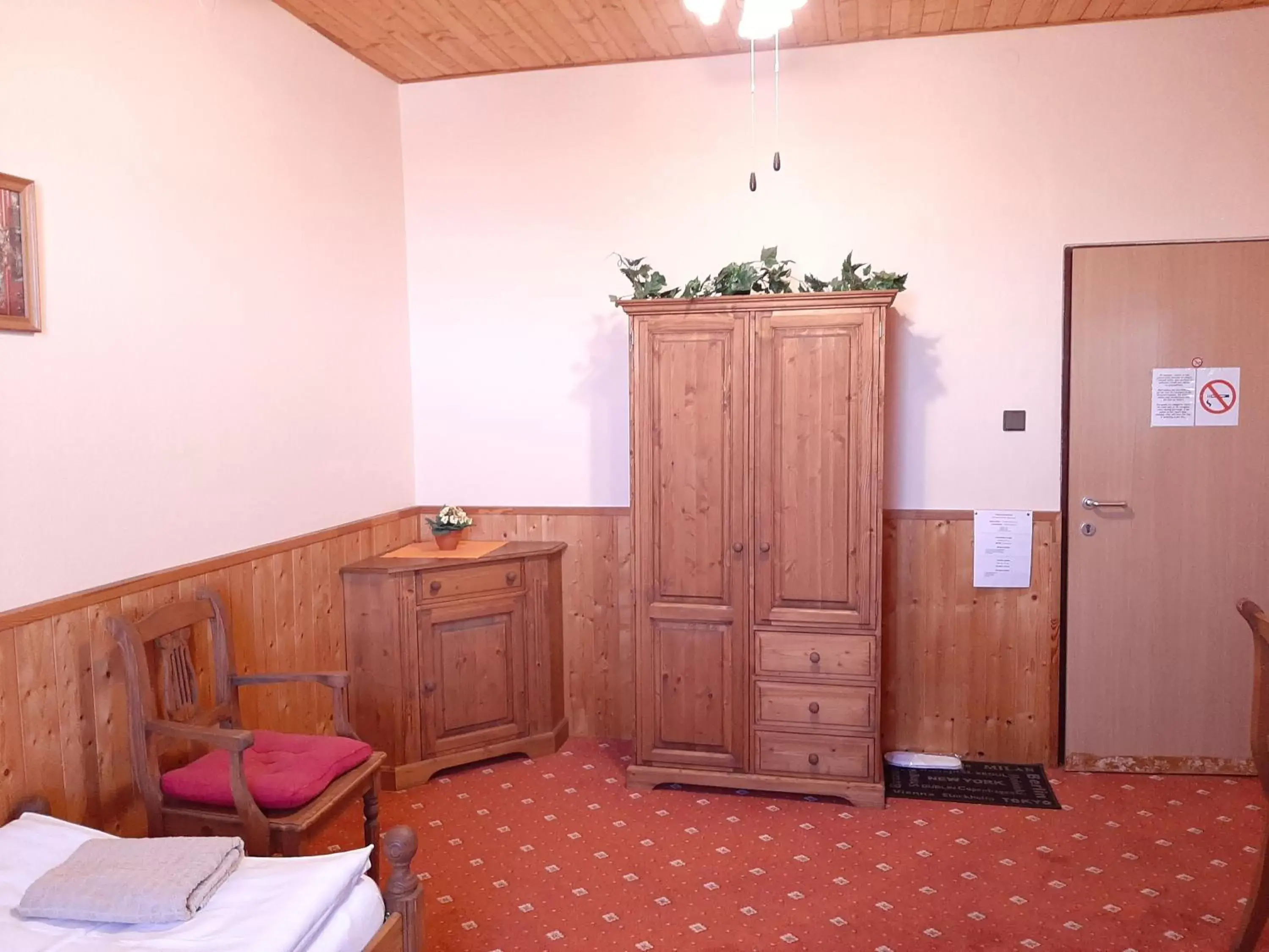 Basic Triple Room with Shared Bathroom in garni Hotel ASAS*** Basic Triple Room with Shared Bathroom in garni Hotel ASAS***