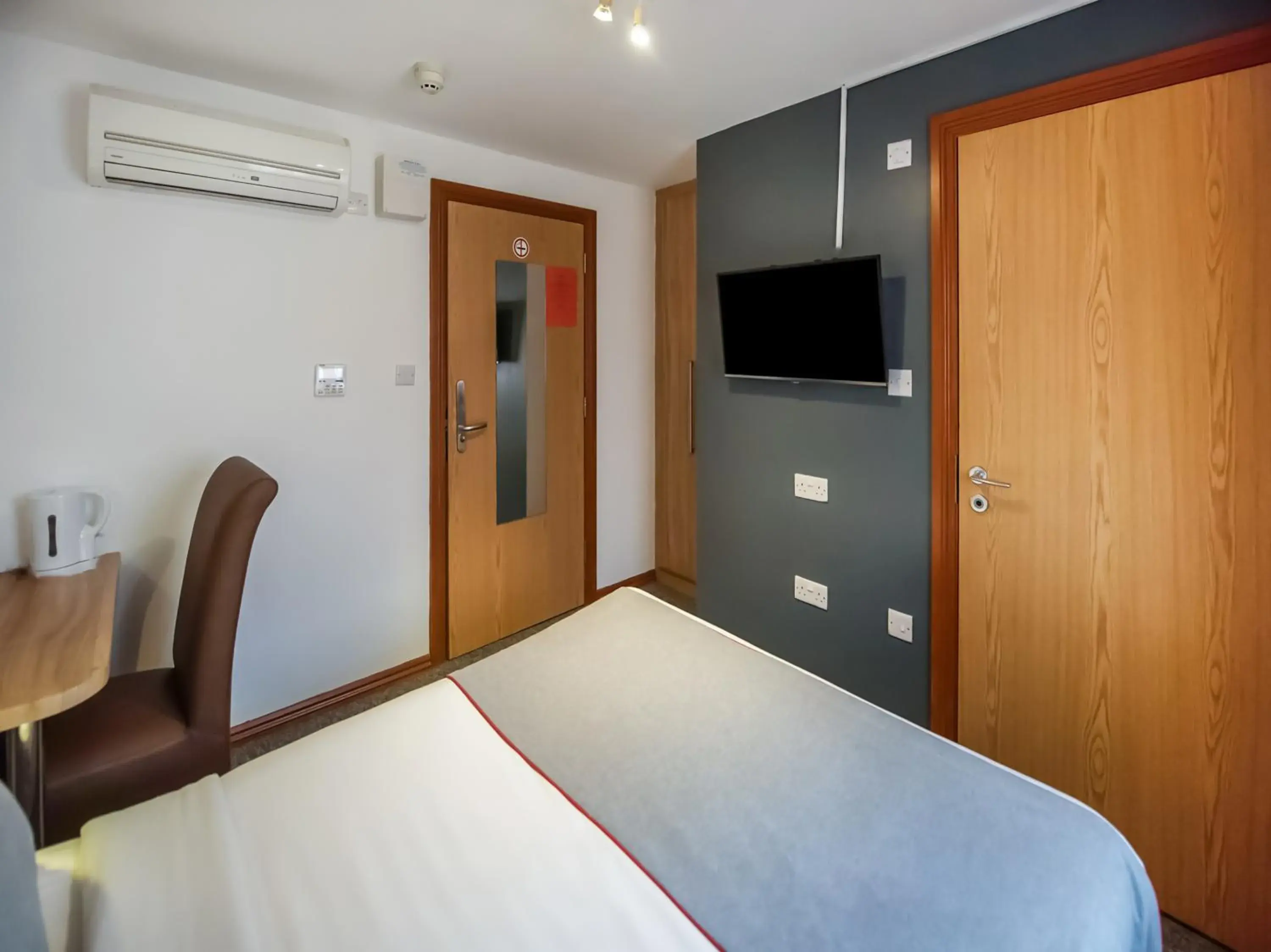 Bedroom, TV/Entertainment Center in OYO Arinza Hotel, London Ilford