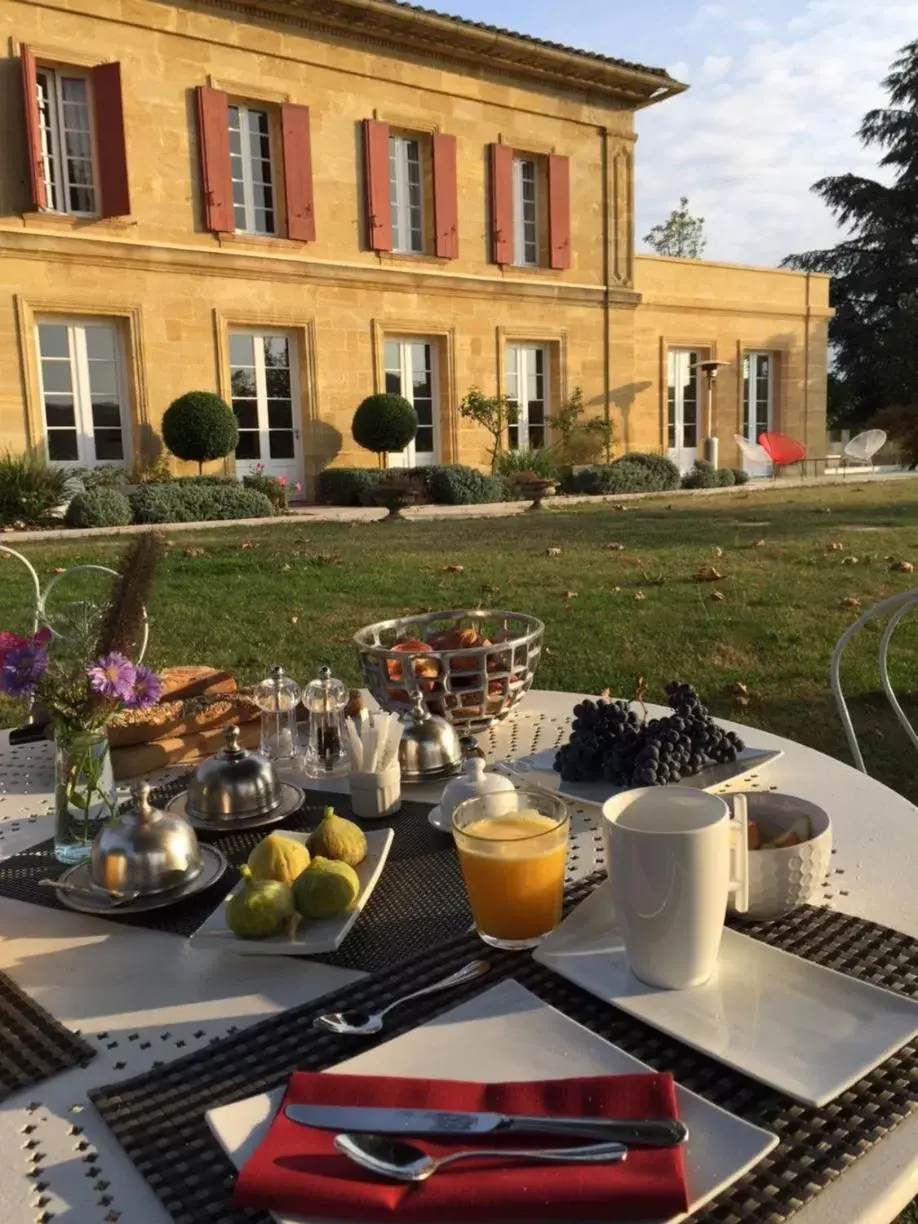 Breakfast in Chateau du Palanquey & SPA