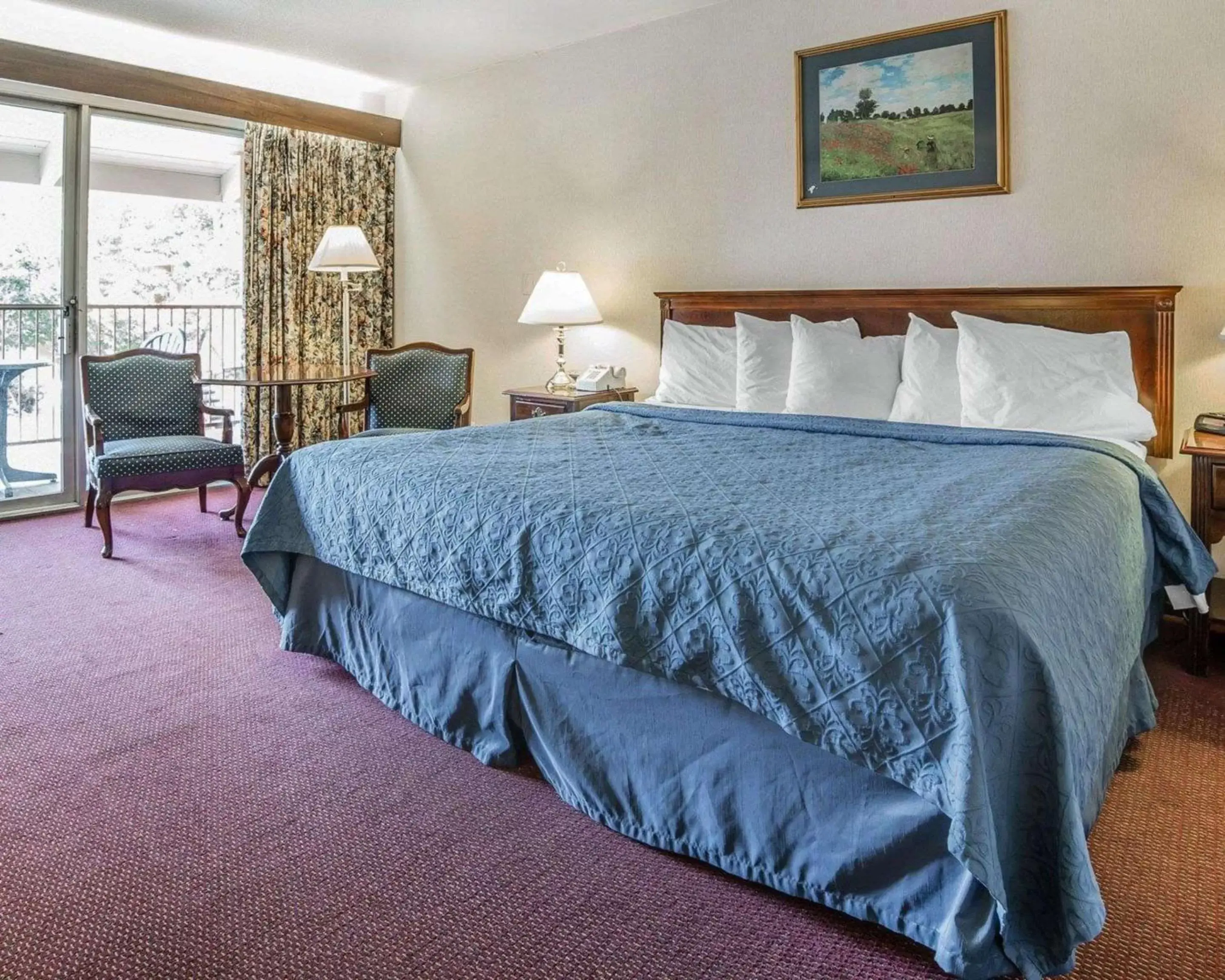 Photo of the whole room, Bed in Econo Lodge Reno-Sparks Convention Center