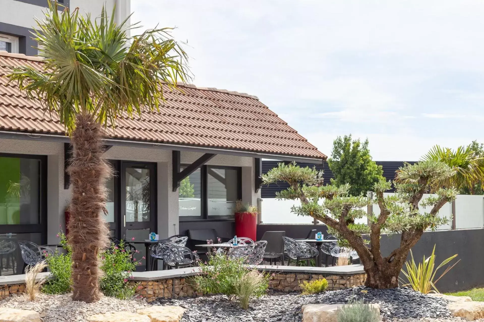 Patio, Property Building in Kyriad Niort-Espace MendesFrance