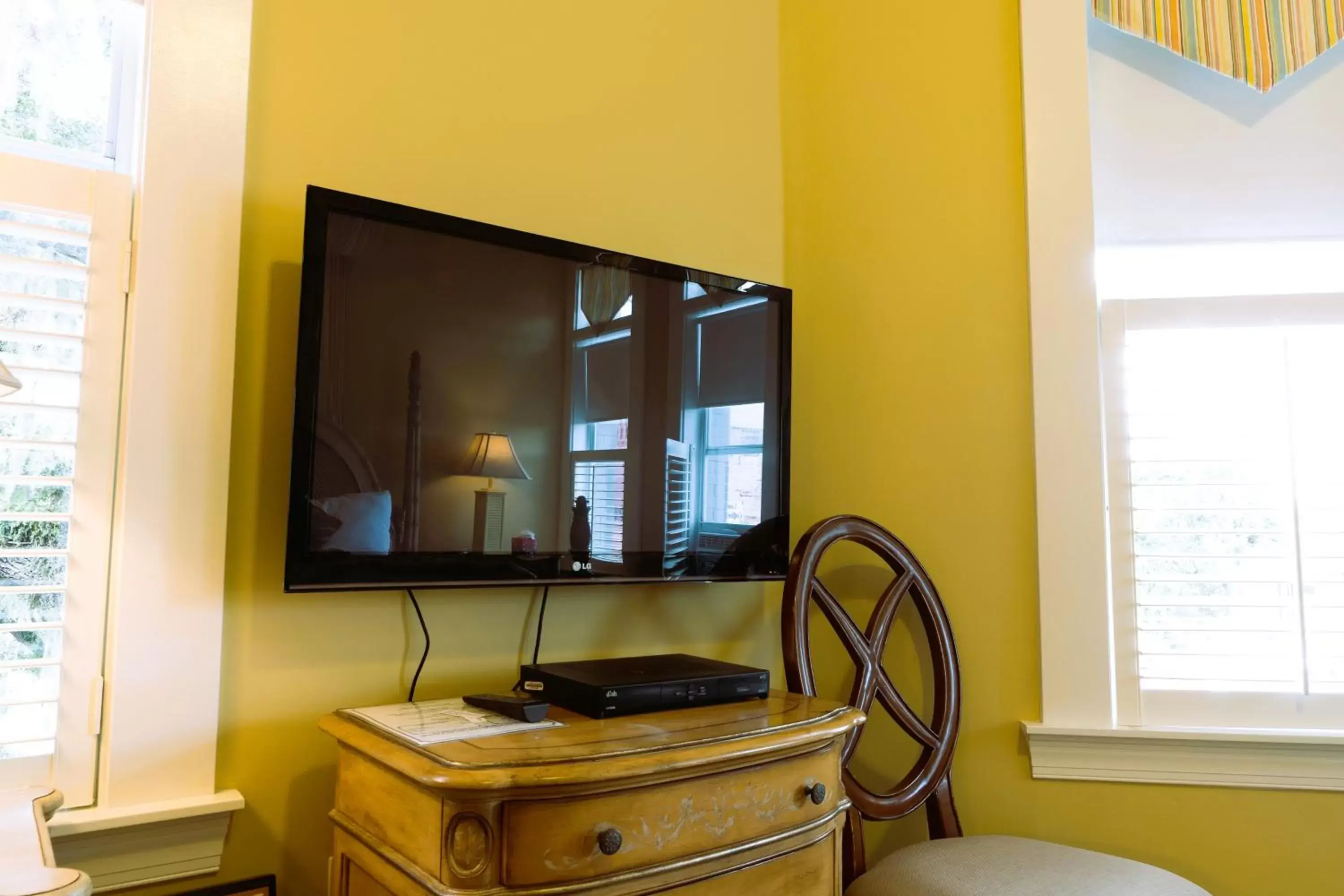 TV and multimedia, Bathroom in Oak Park Inn