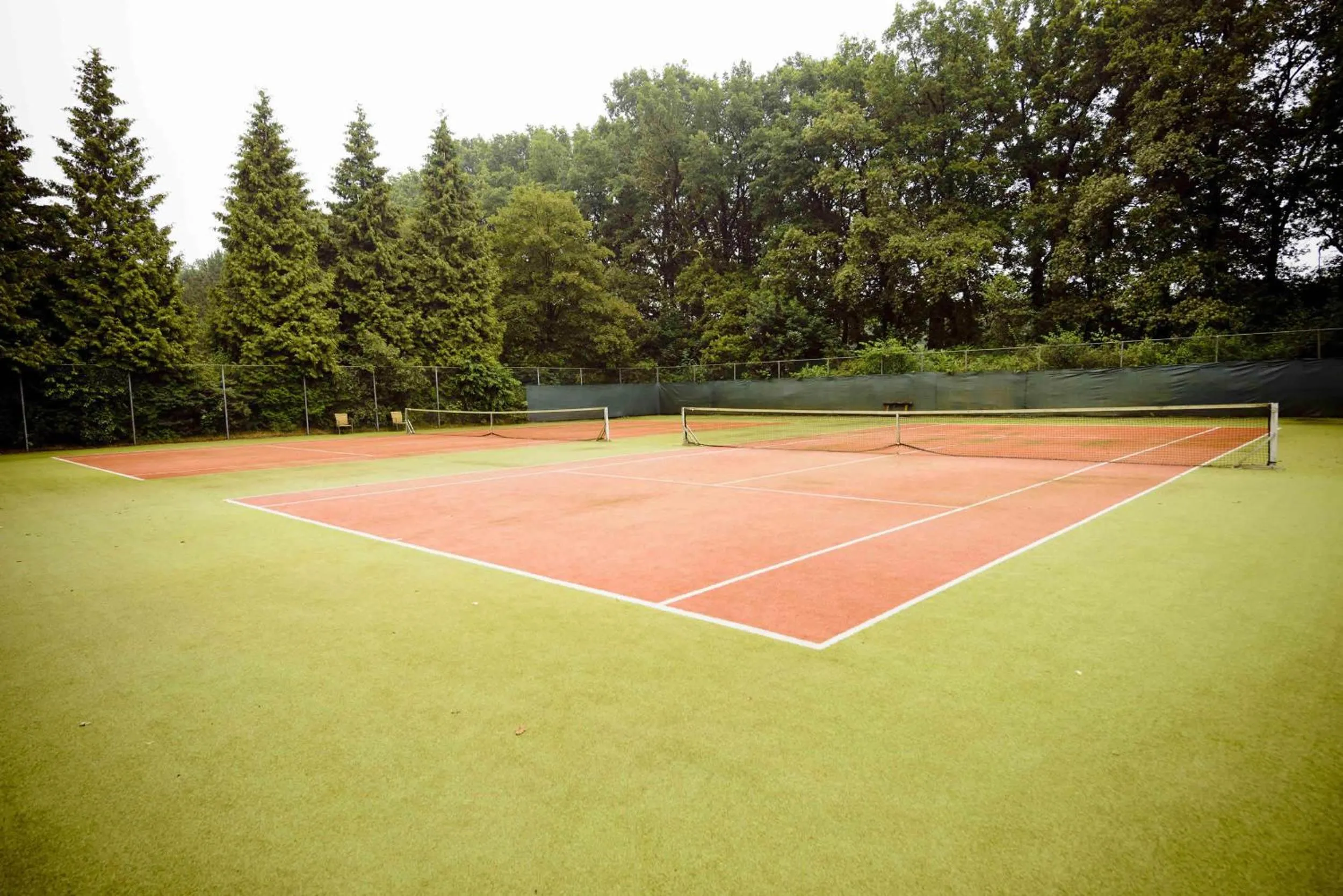 Tennis court in Fletcher Hotel Restaurant Victoria-Hoenderloo