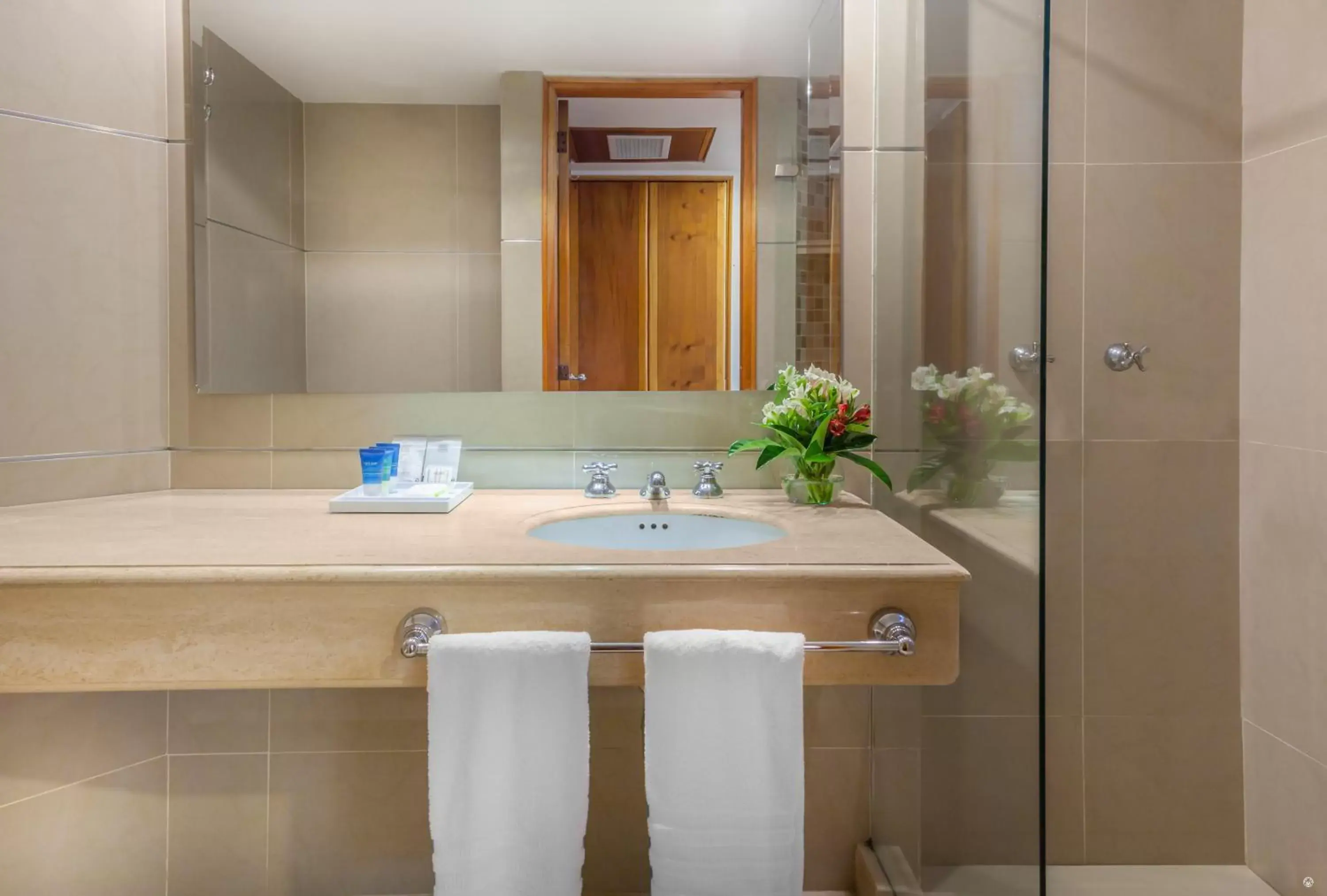 Superior King Room in Four Points by Sheraton Medellín Superior King Room in Four Points by Sheraton Medellín