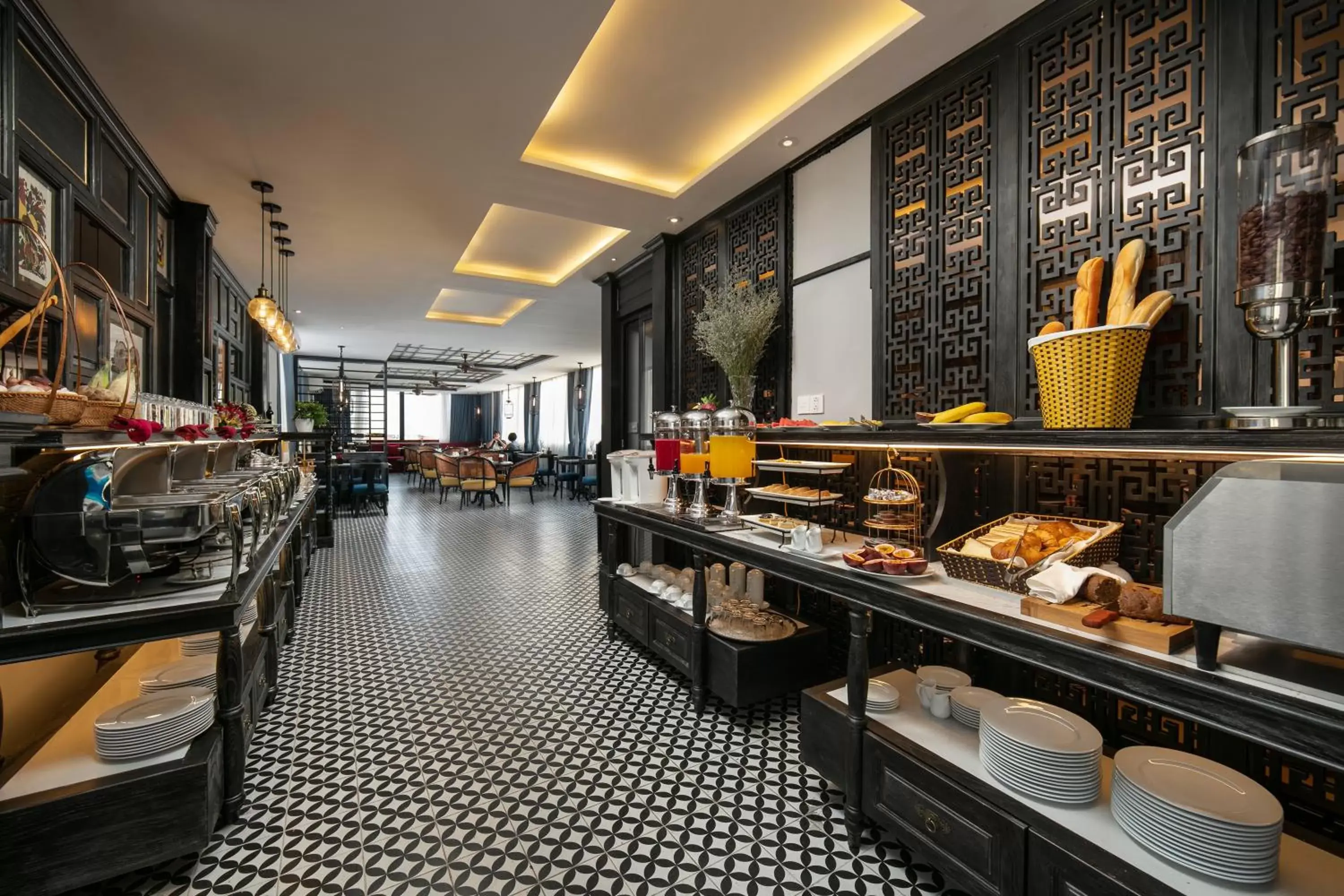 Buffet breakfast, Restaurant/Places to Eat in Shining Central Hotel & Spa