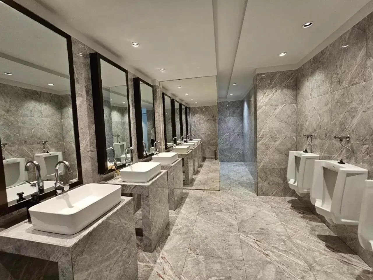 Bathroom in Mittapan Hotel