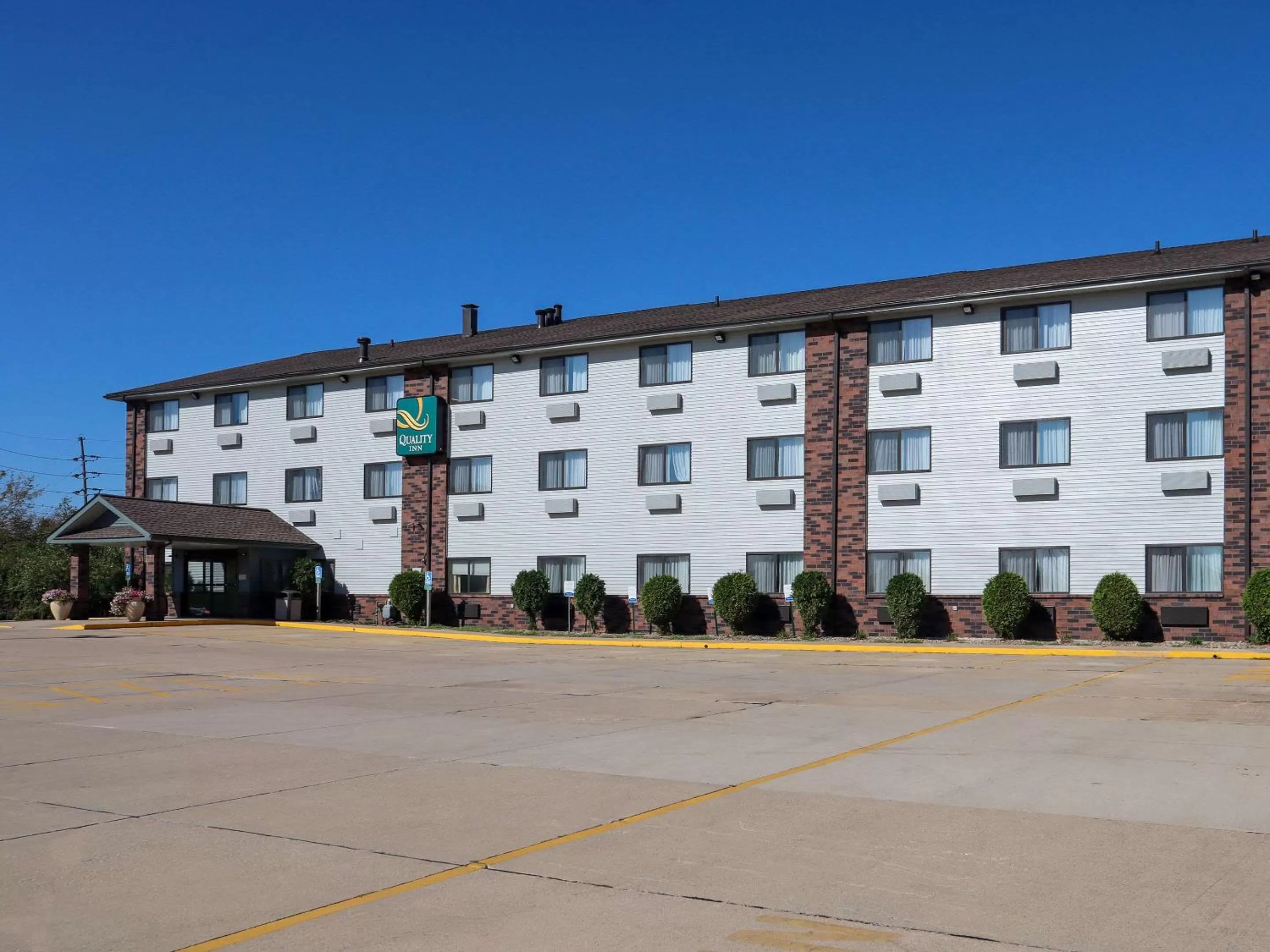 Property building in Quality Inn & Suites Bloomington I-55 and I-74