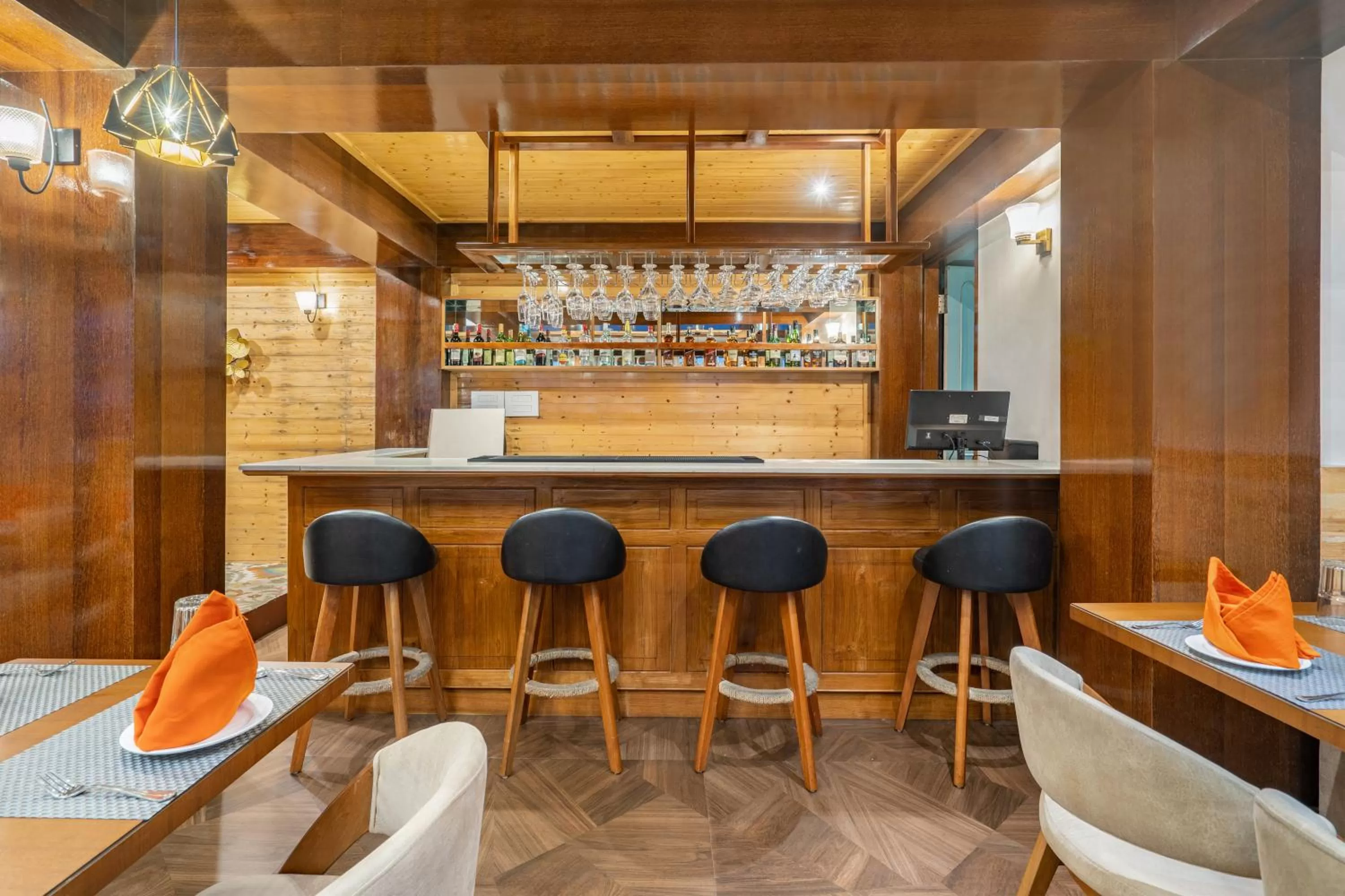 Nightclub / DJ, Lounge/Bar in Summit Alpine Abode Hotel