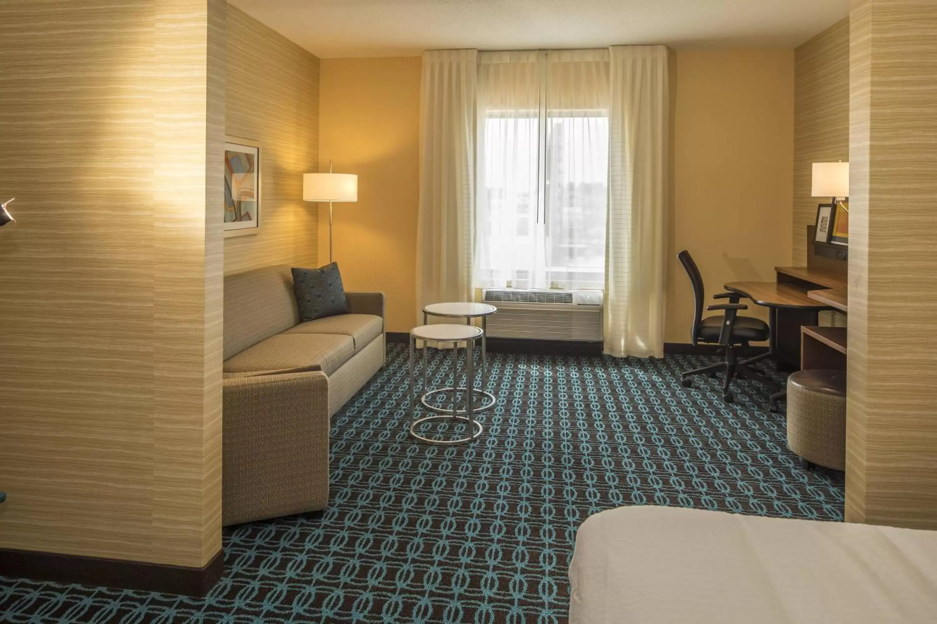 Bedroom, Seating Area in Fairfield Inn & Suites by Marriott Pittsburgh North/McCandless Crossing