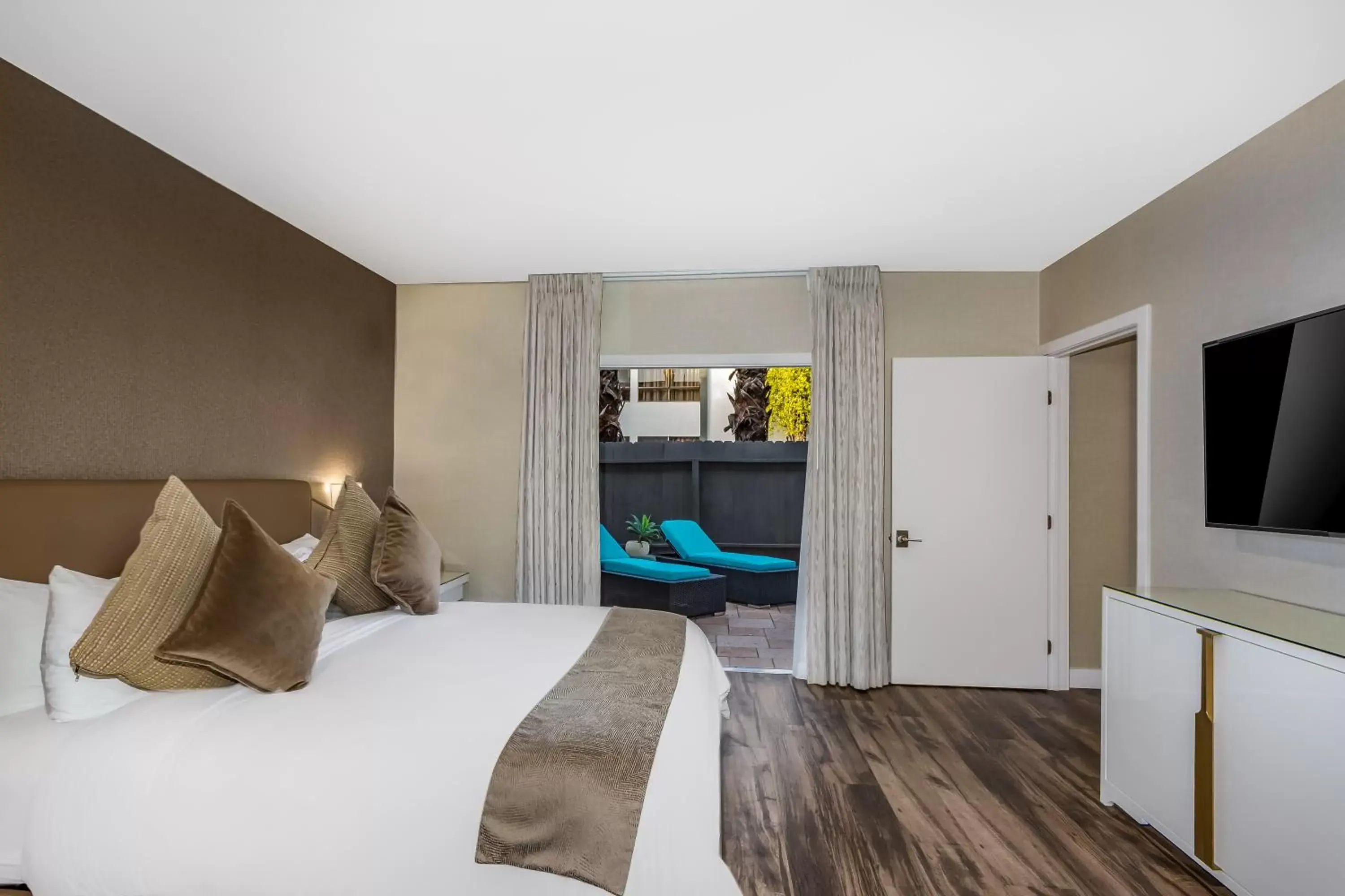 Bedroom, Bed in Anaheim Hotel