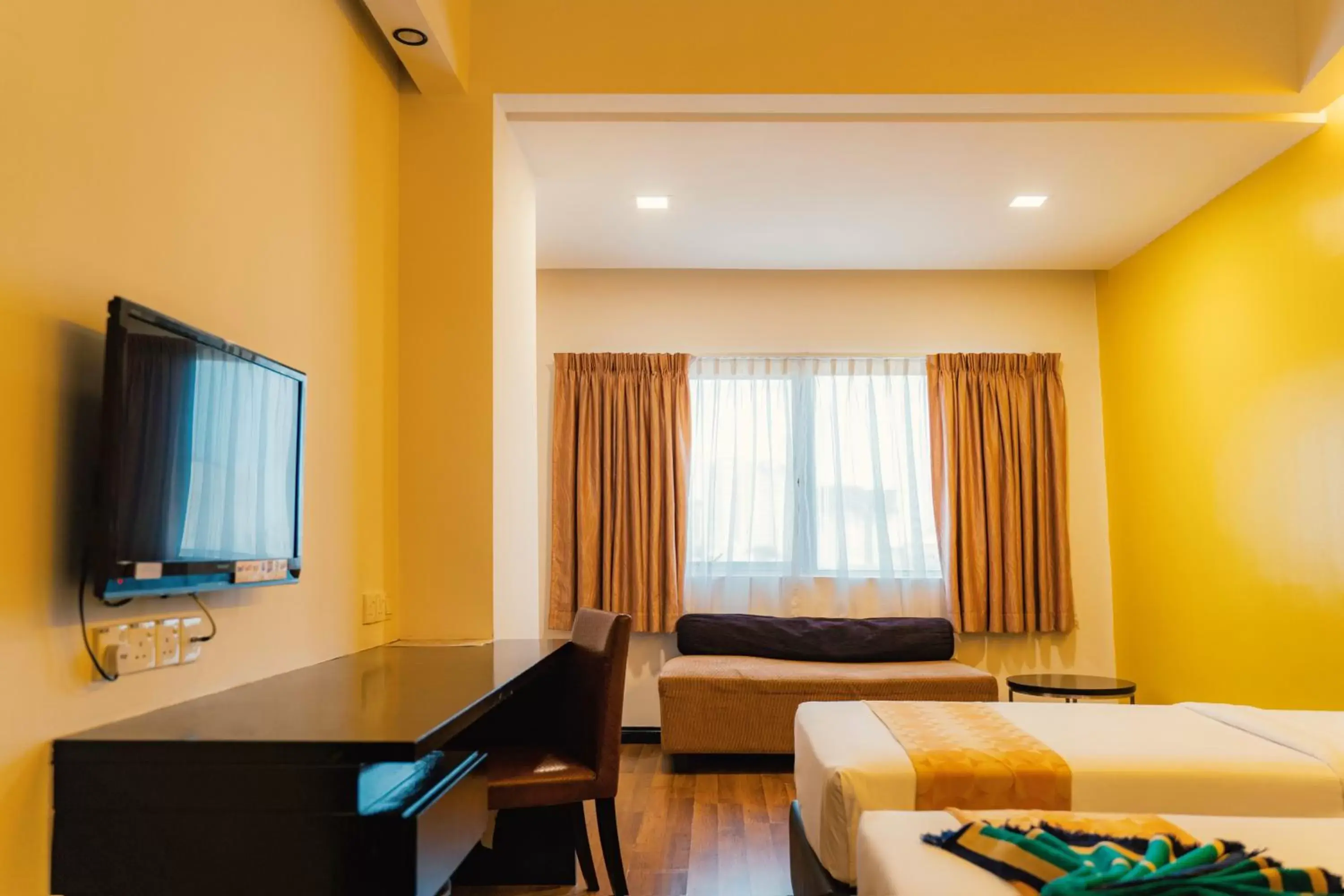 Bed, TV/Entertainment Center in Hotel Sentral Riverview Melaka