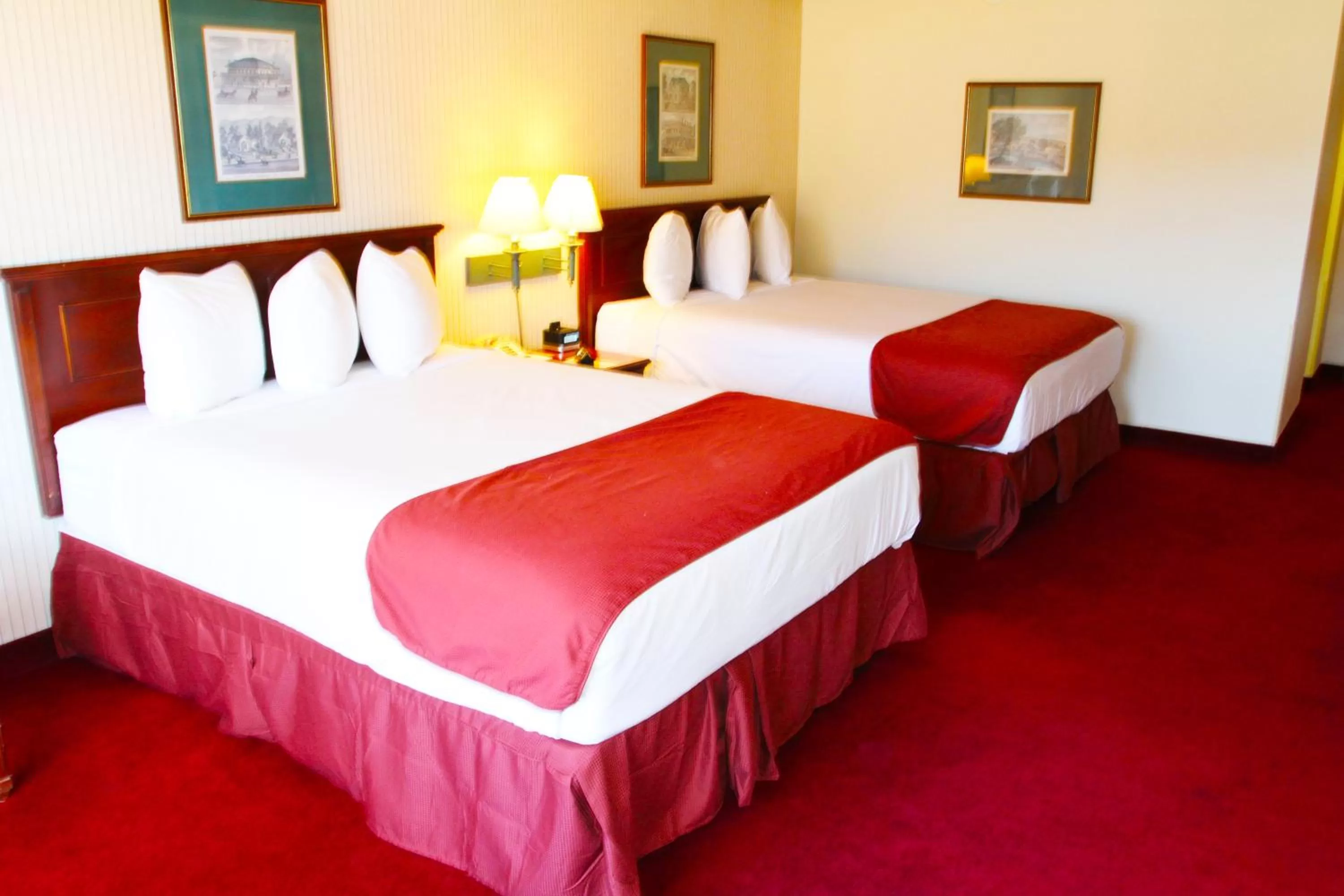 Photo of the whole room, Bed in Hoover Dam Lodge