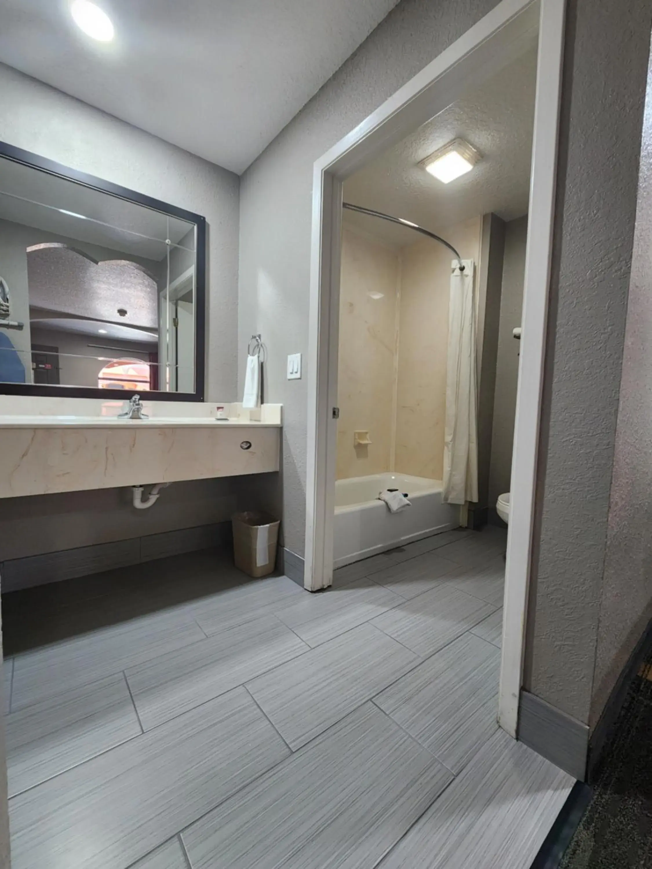 Bathroom in Scottish Inn and Suites Beaumont