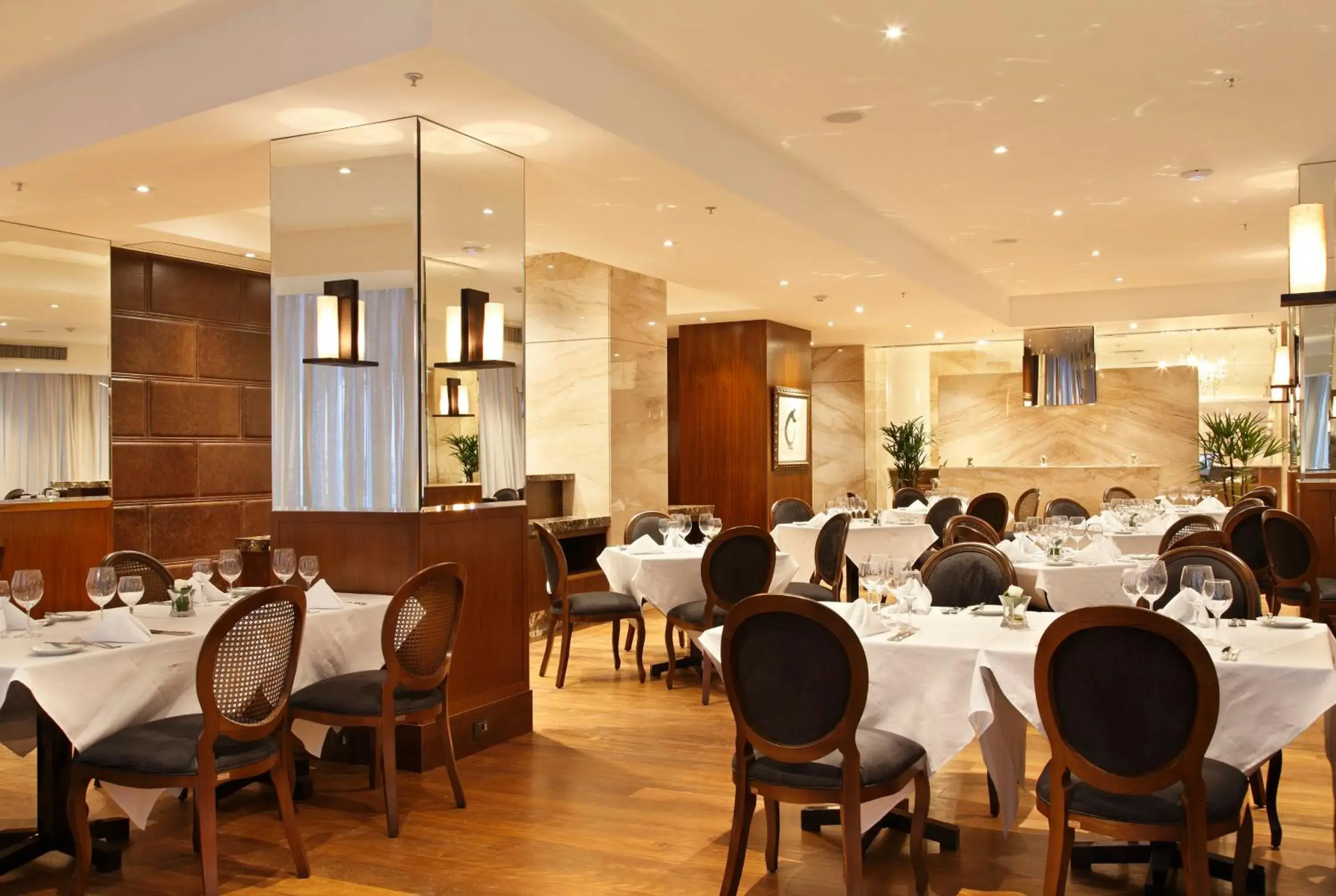 Restaurant/Places to Eat in Miramar Hotel By Windsor