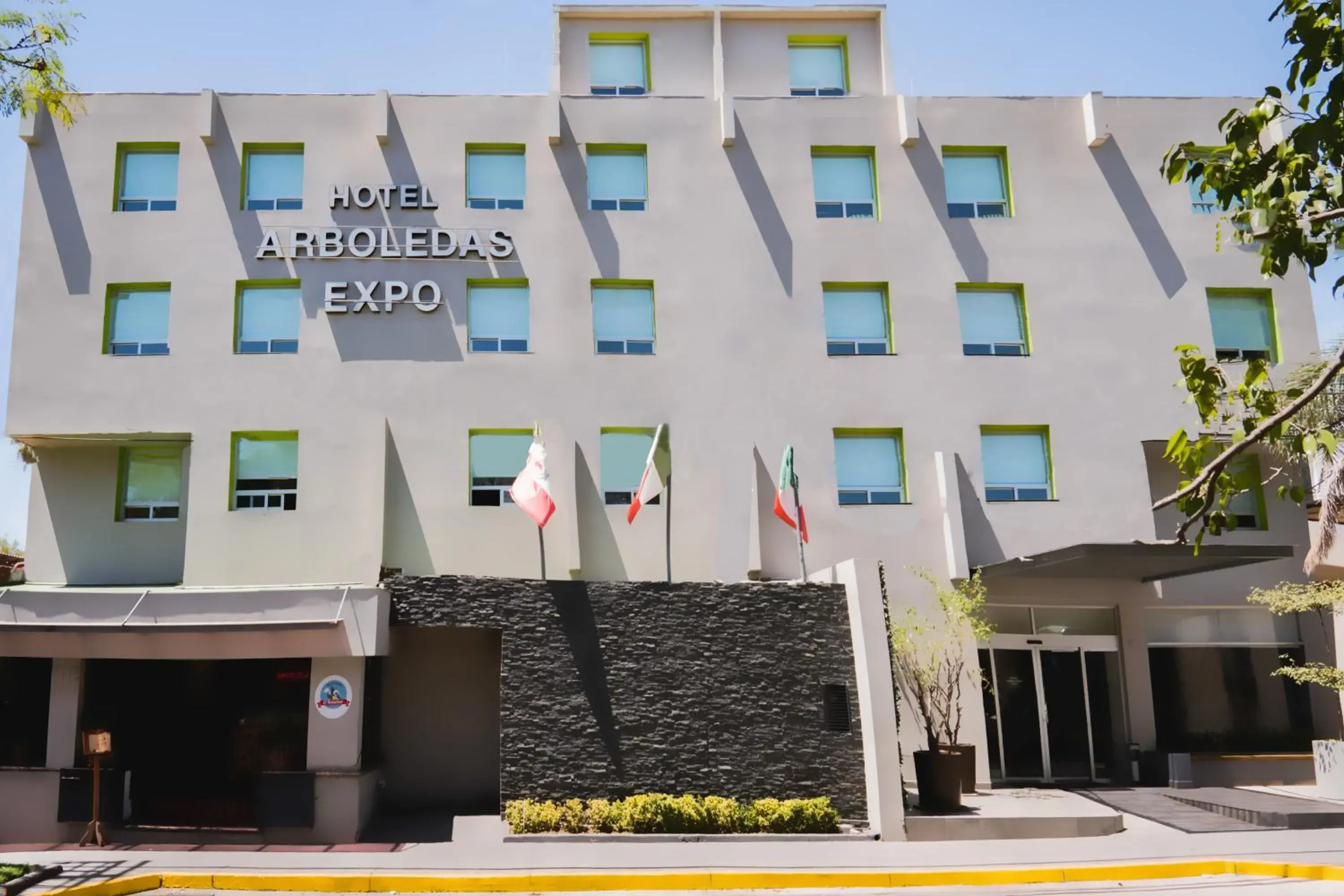 Property Building in Hotel Arboledas Expo