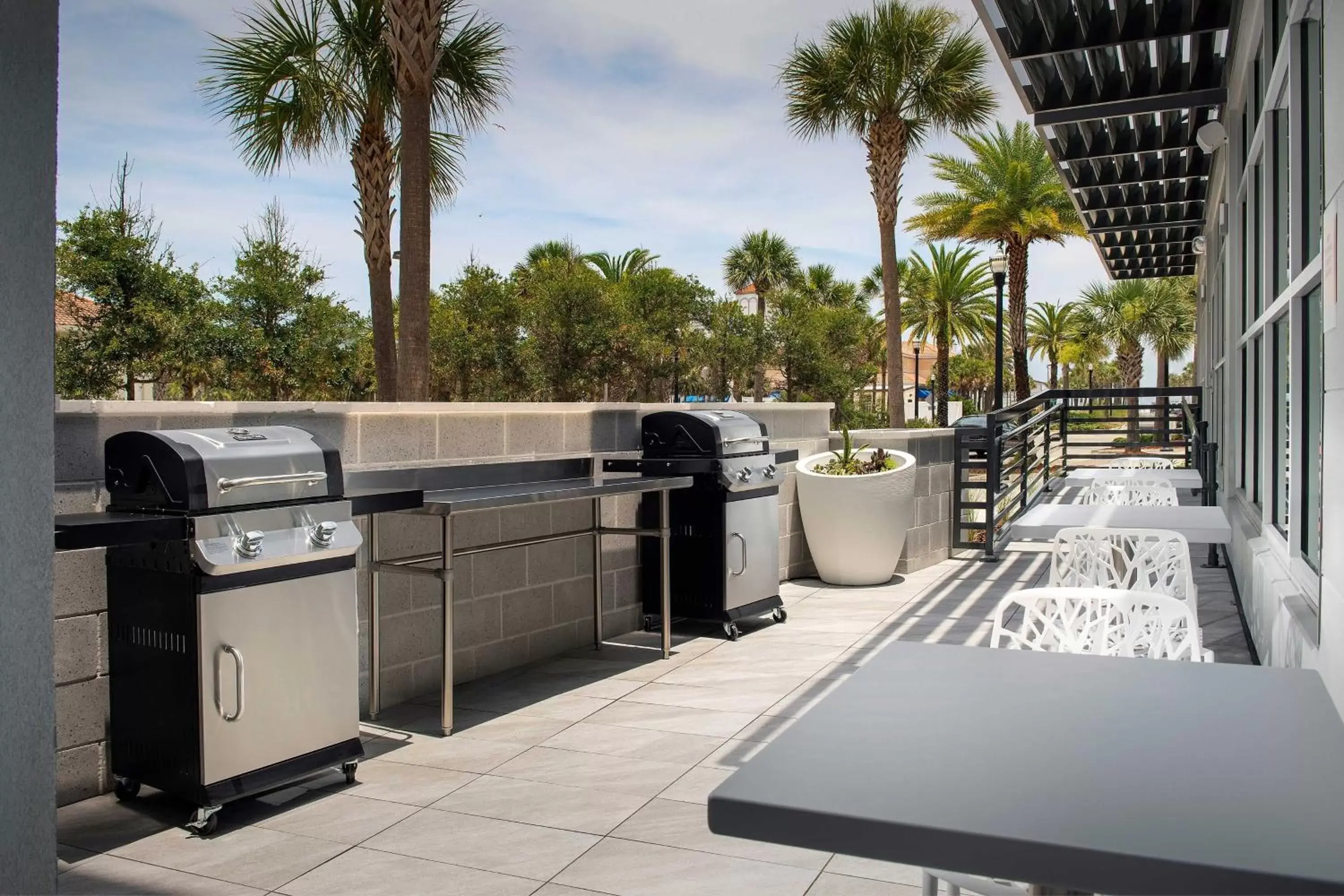 Restaurant/places to eat, BBQ Facilities in Element Jacksonville Beach