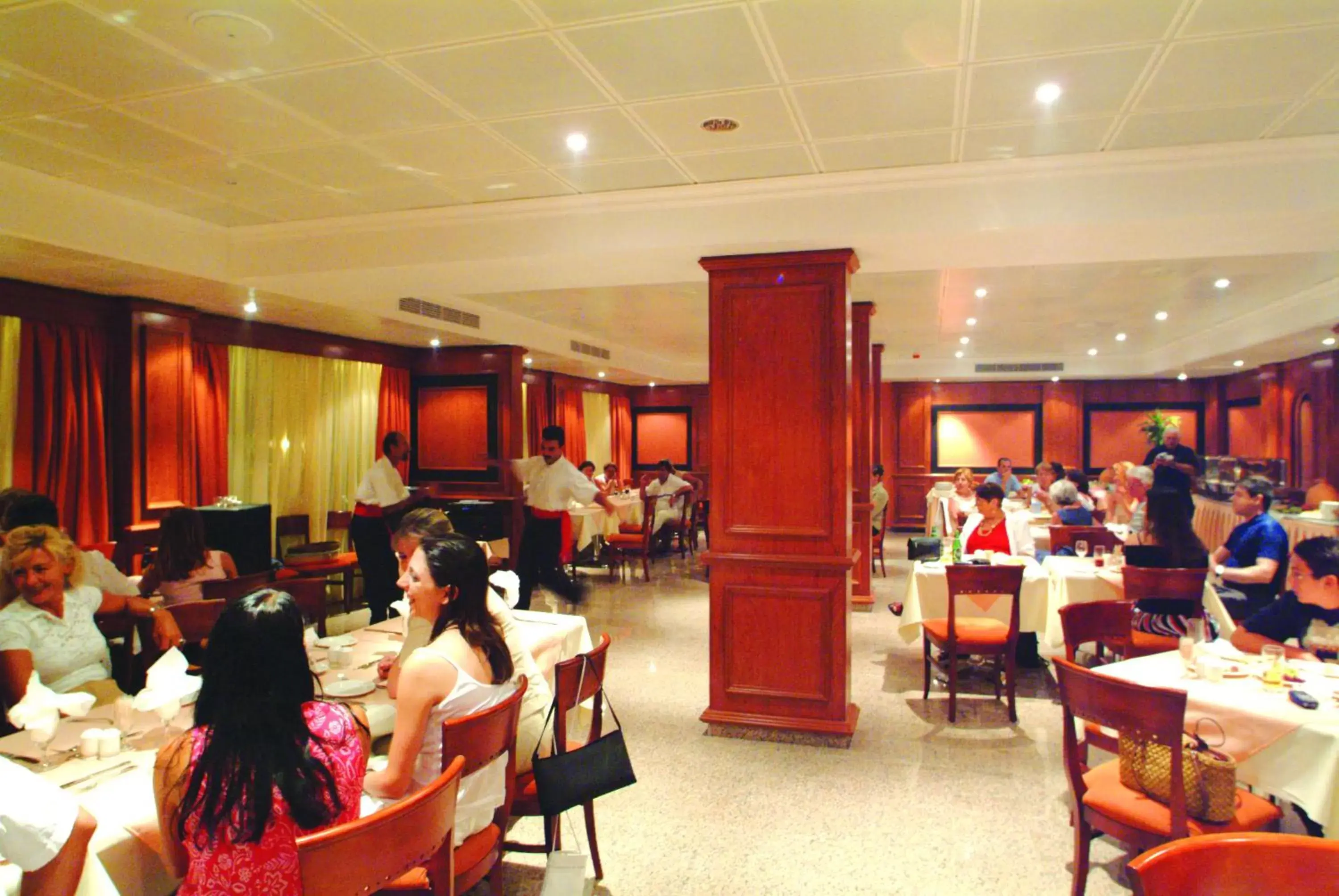 Restaurant/Places to Eat in Kapetanios Limassol Hotel
