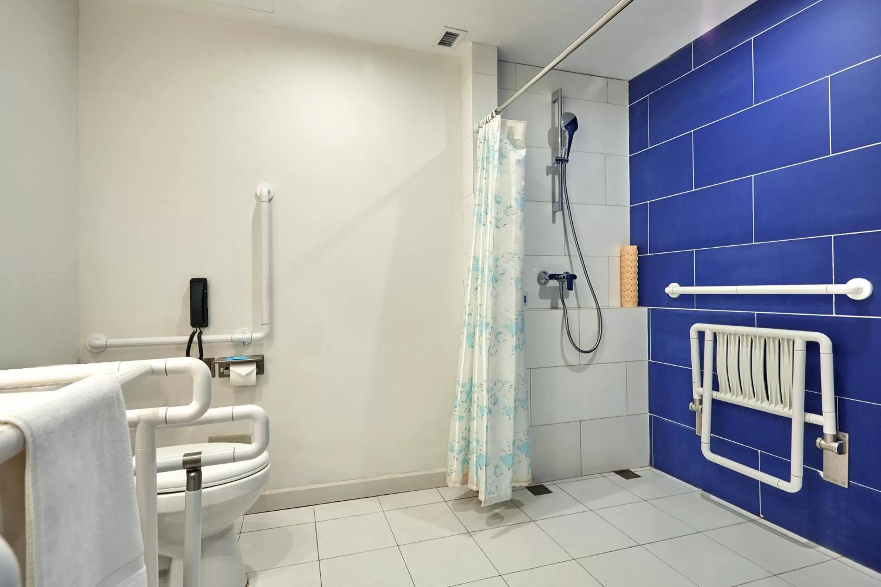 Photo of the whole room, Bathroom in Holiday Inn Express Nanjing Xuanwu Lake, an IHG Hotel