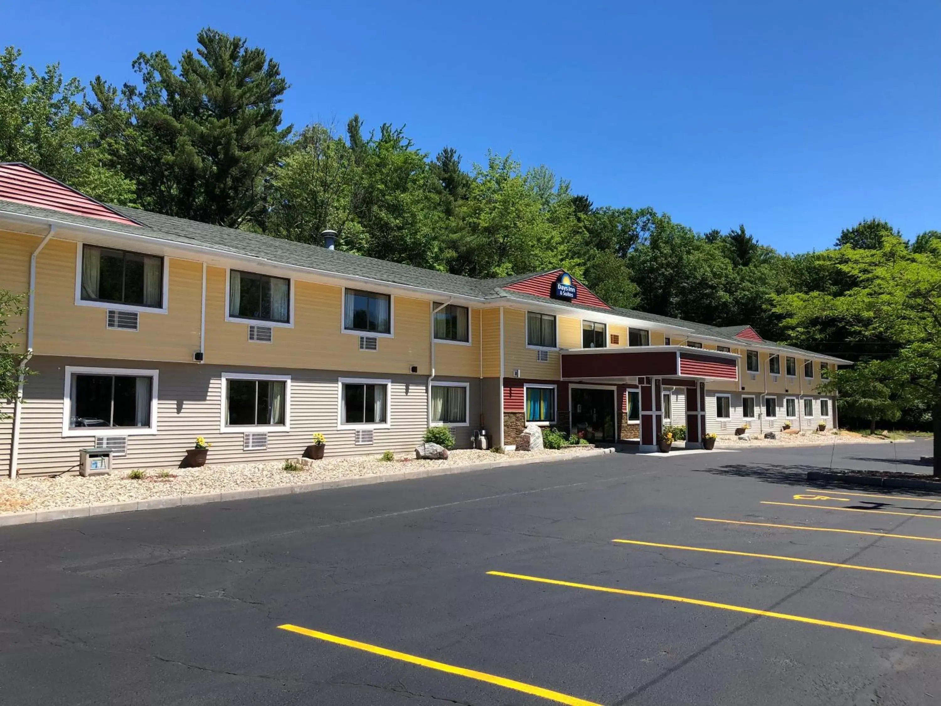 Property building in Days Inn & Suites by Wyndham Stevens Point Property building in Days Inn & Suites by Wyndham Stevens Point