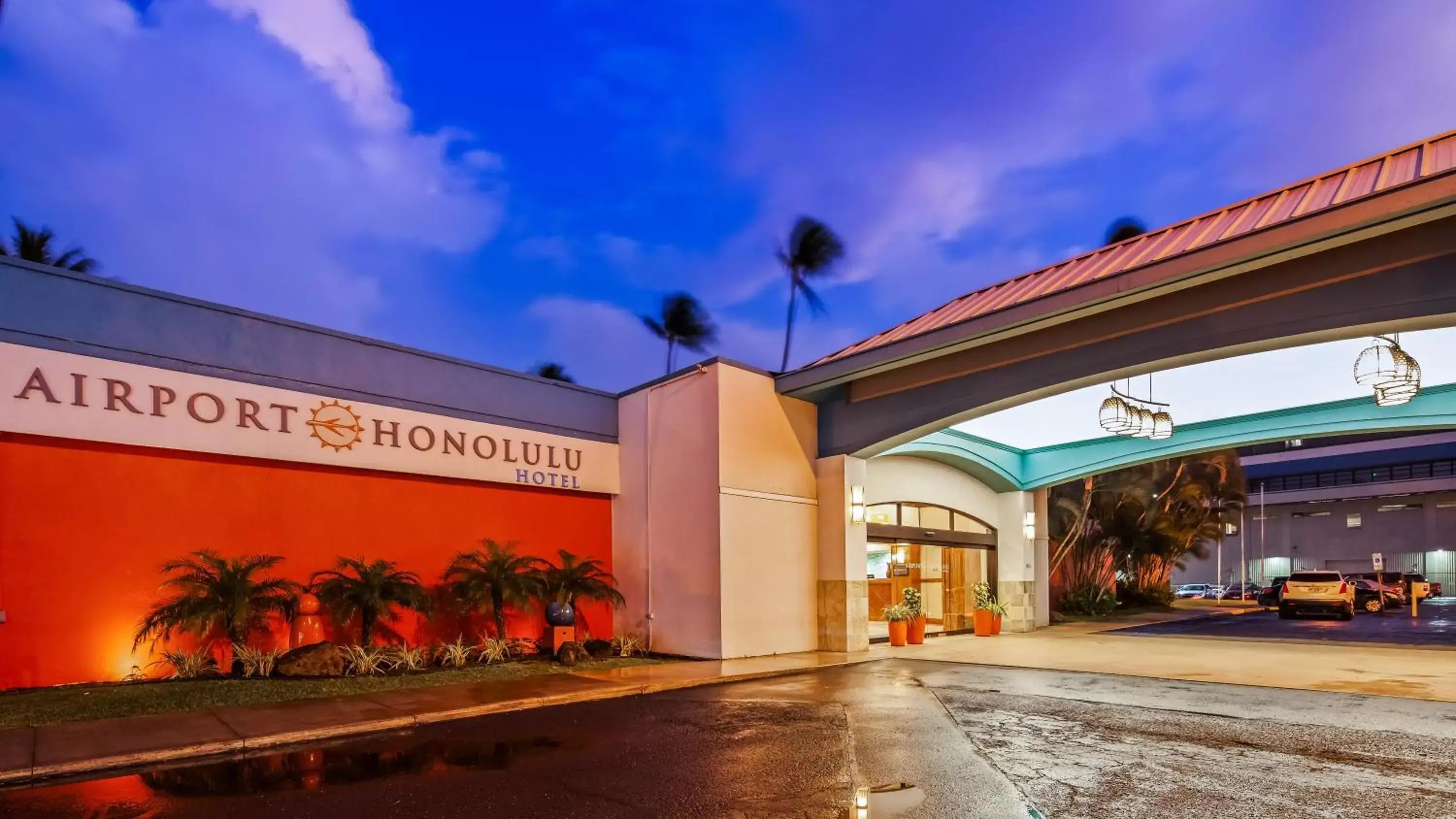 Facade/entrance in Airport Honolulu Hotel