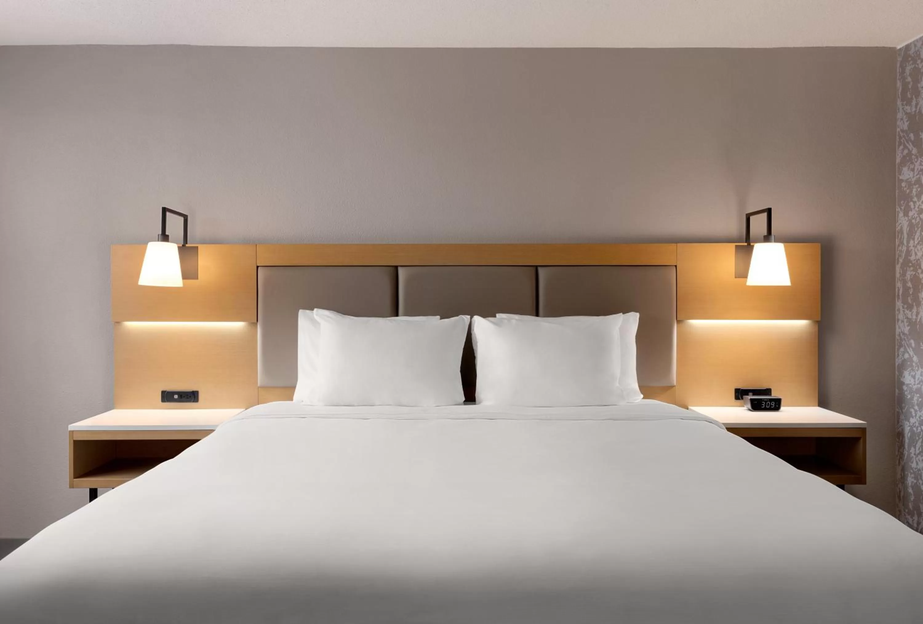 Bedroom, Bed in Holiday Inn Philadelphia Arpt-Stadium Area by IHG