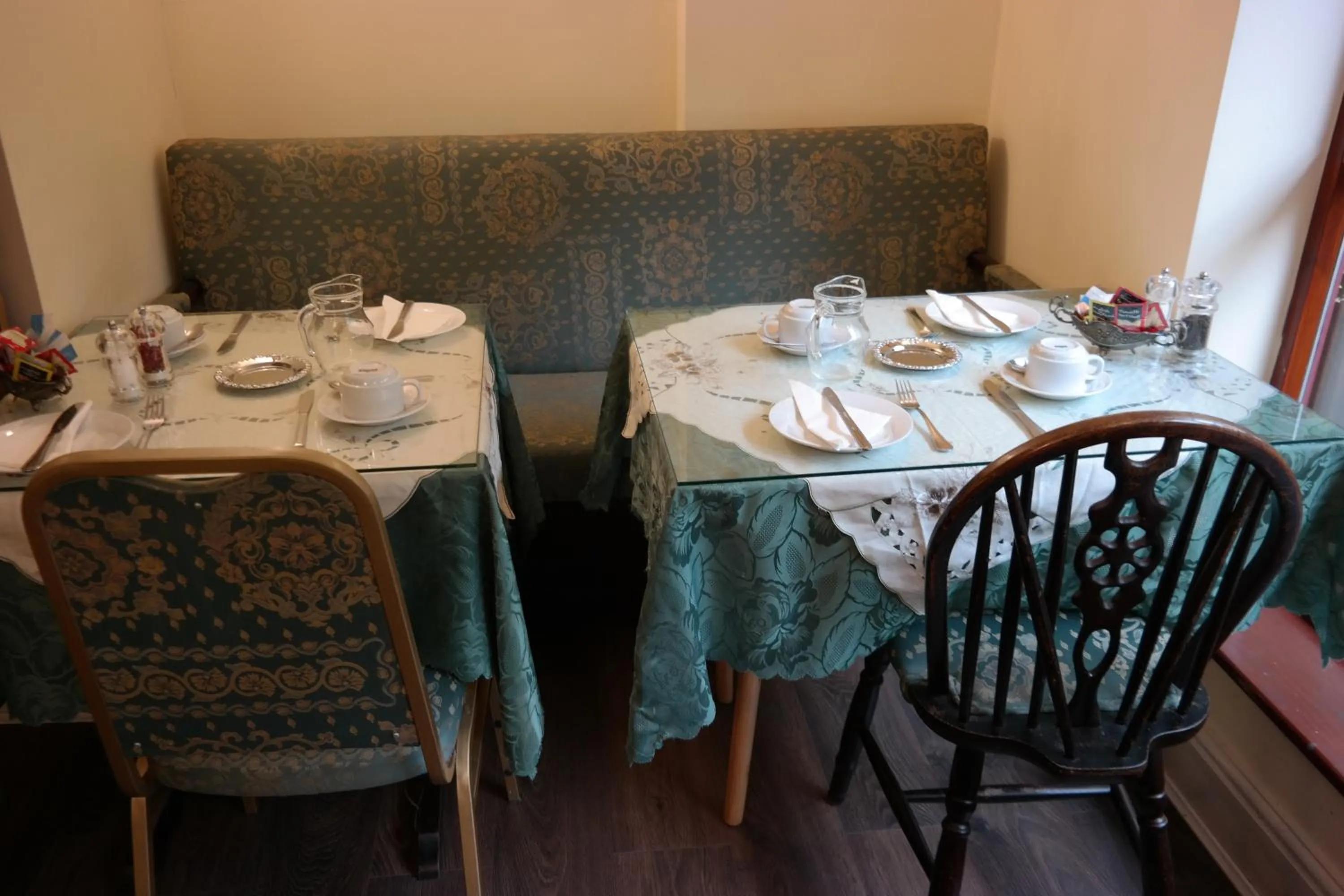 Restaurant/places to eat in Acorn Guest House