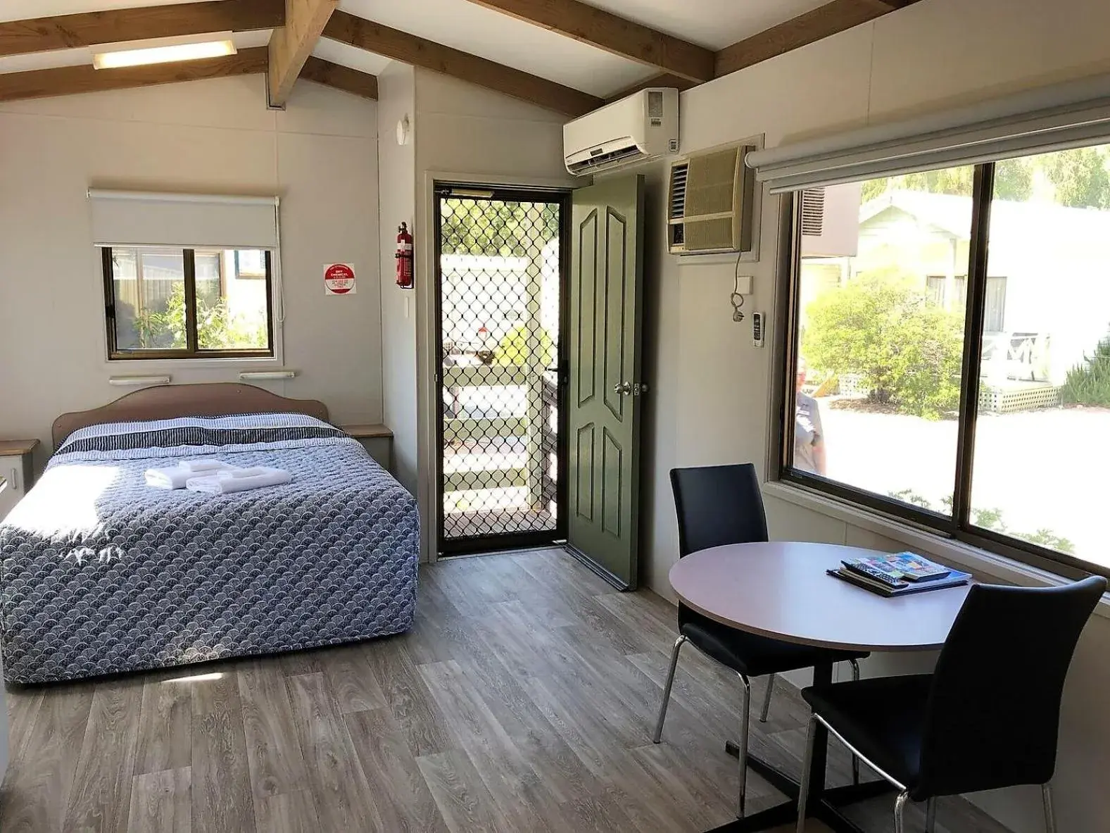 Living room, Bed in Discovery Parks - Perth Airport