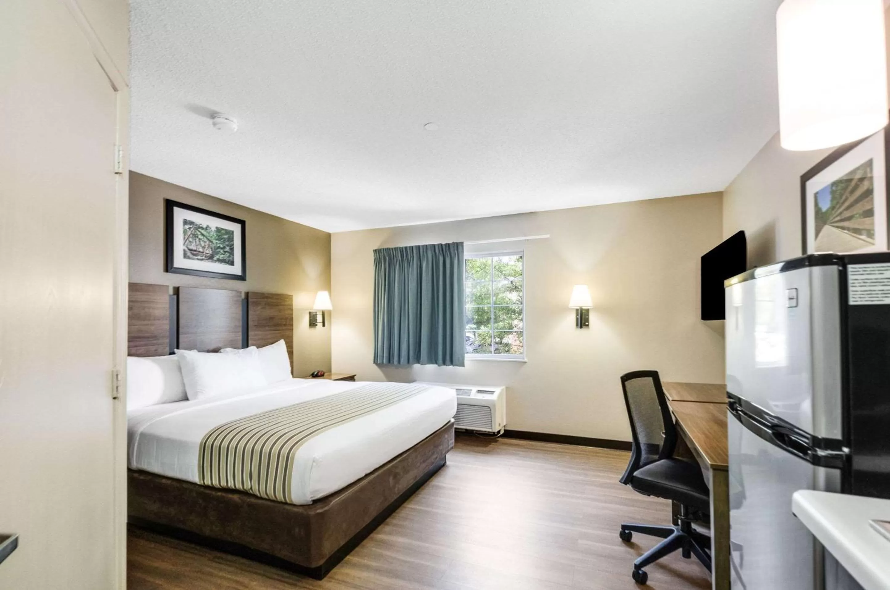 Bed in Suburban Studios Sterling - Washington Dulles