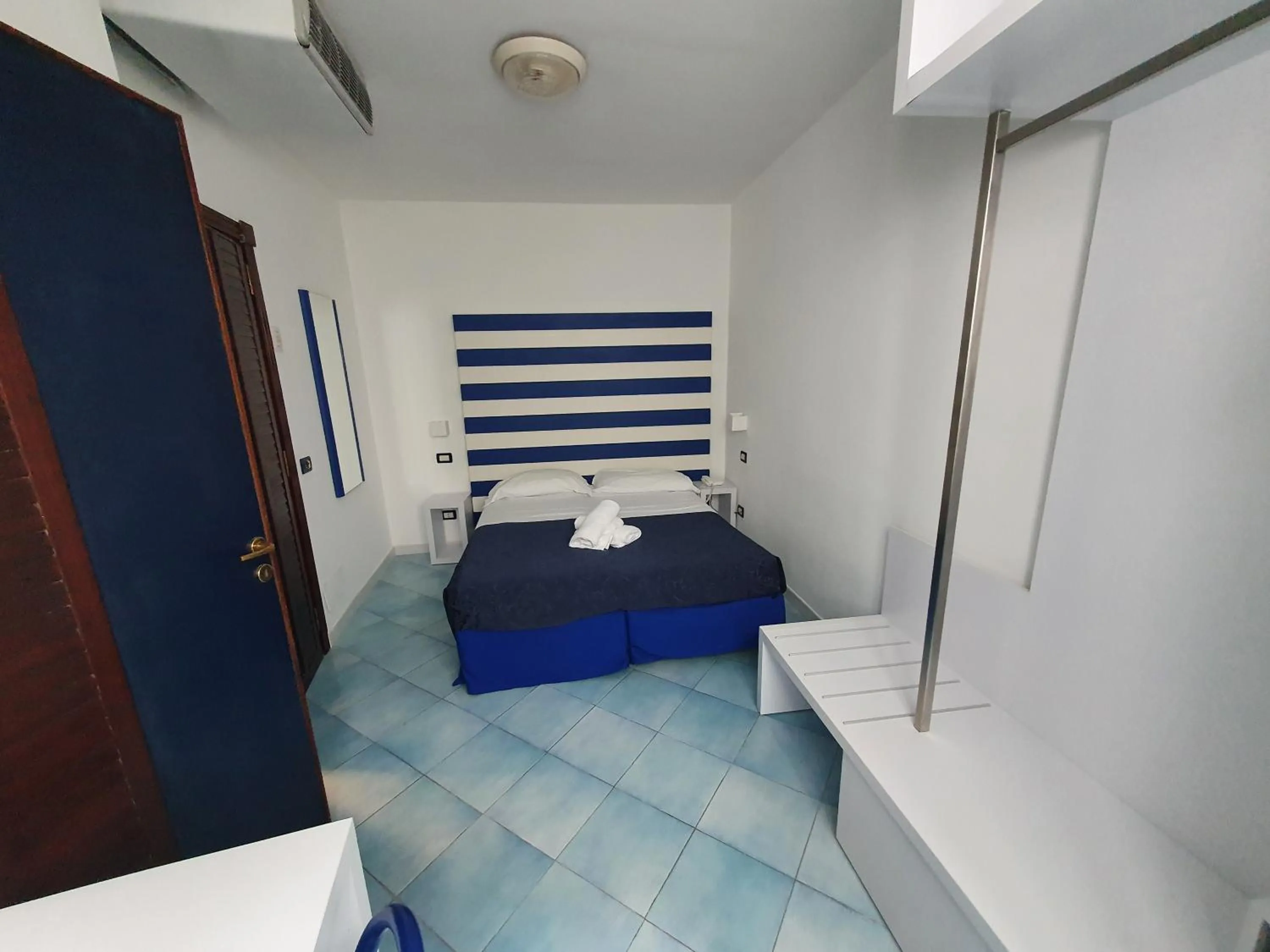 Economy Double or Twin Room No Sea View in Hotel Il Faro