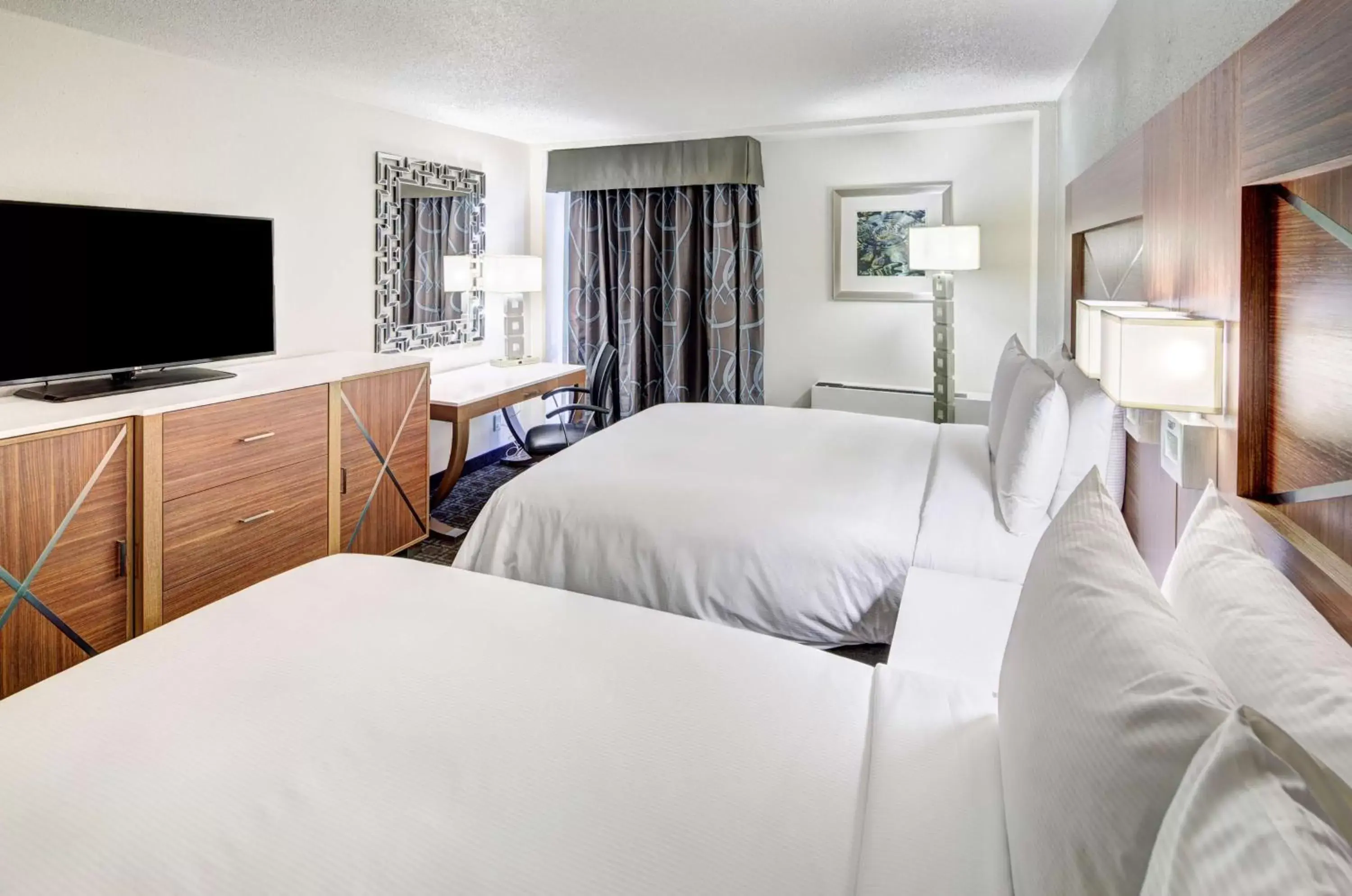 Bedroom, TV/Entertainment Center in DoubleTree by Hilton Milwaukee Downtown