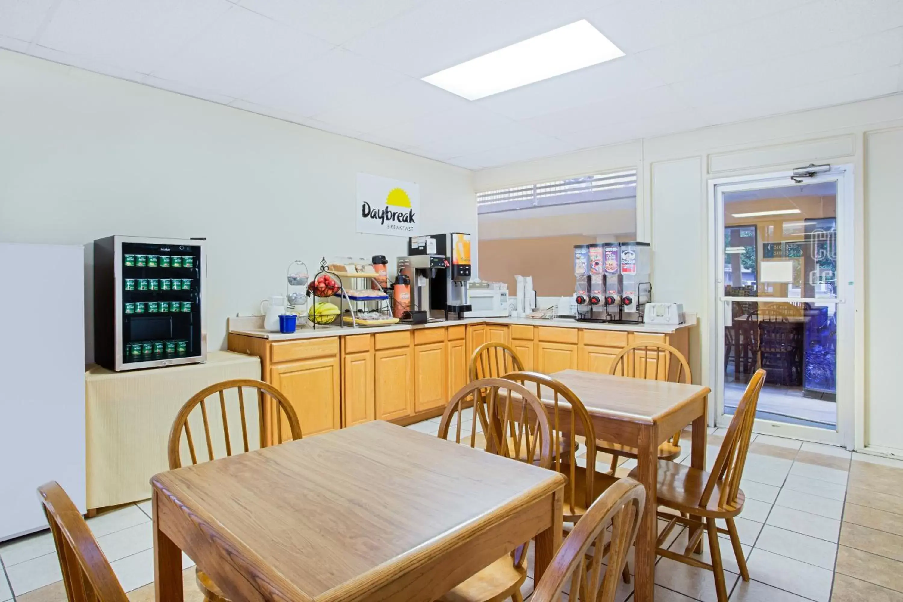 Continental breakfast, Restaurant/Places to Eat in Days Inn by Wyndham Bristol Parkway