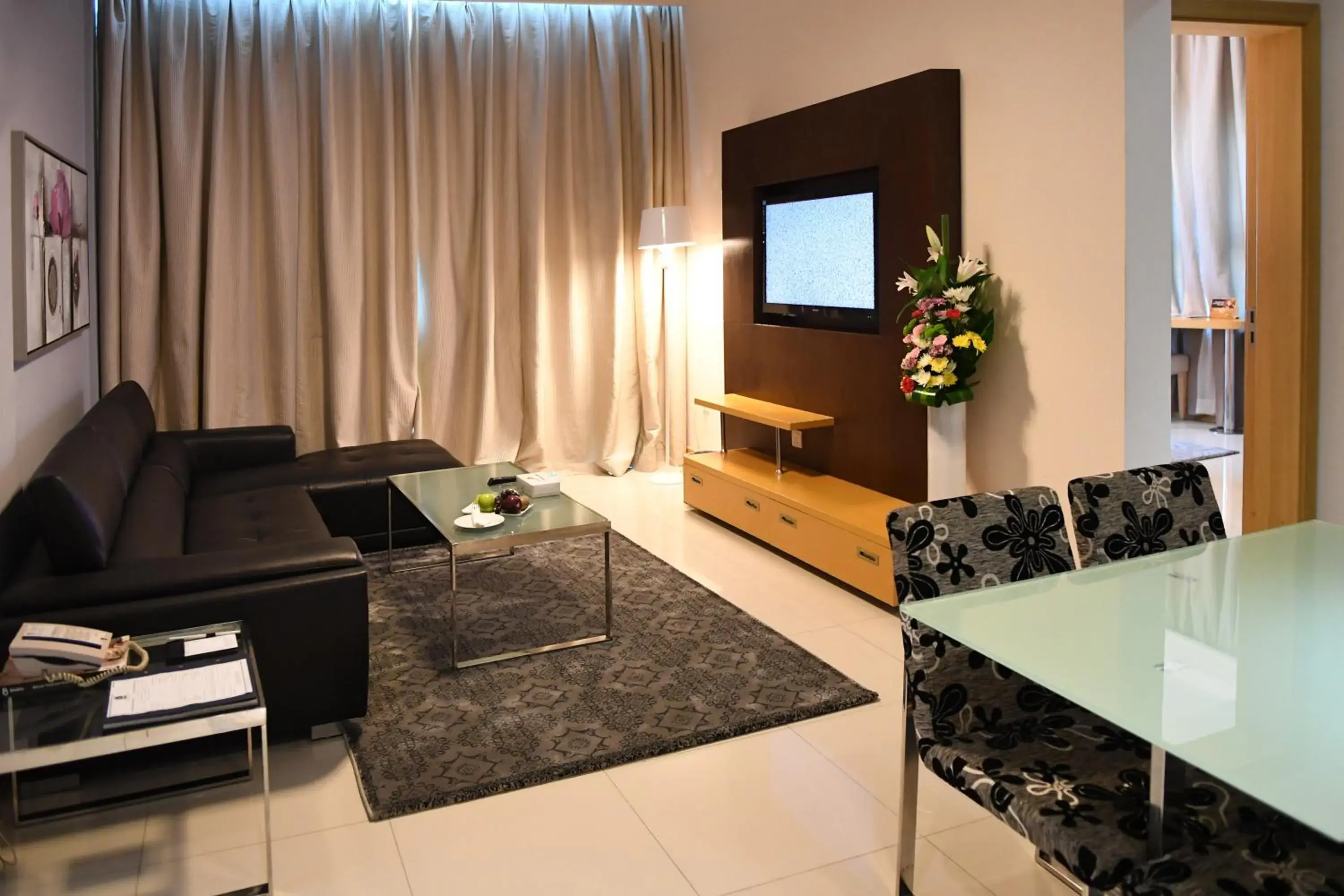 Living room, Lounge/Bar in Al Olaya Suites Hotel