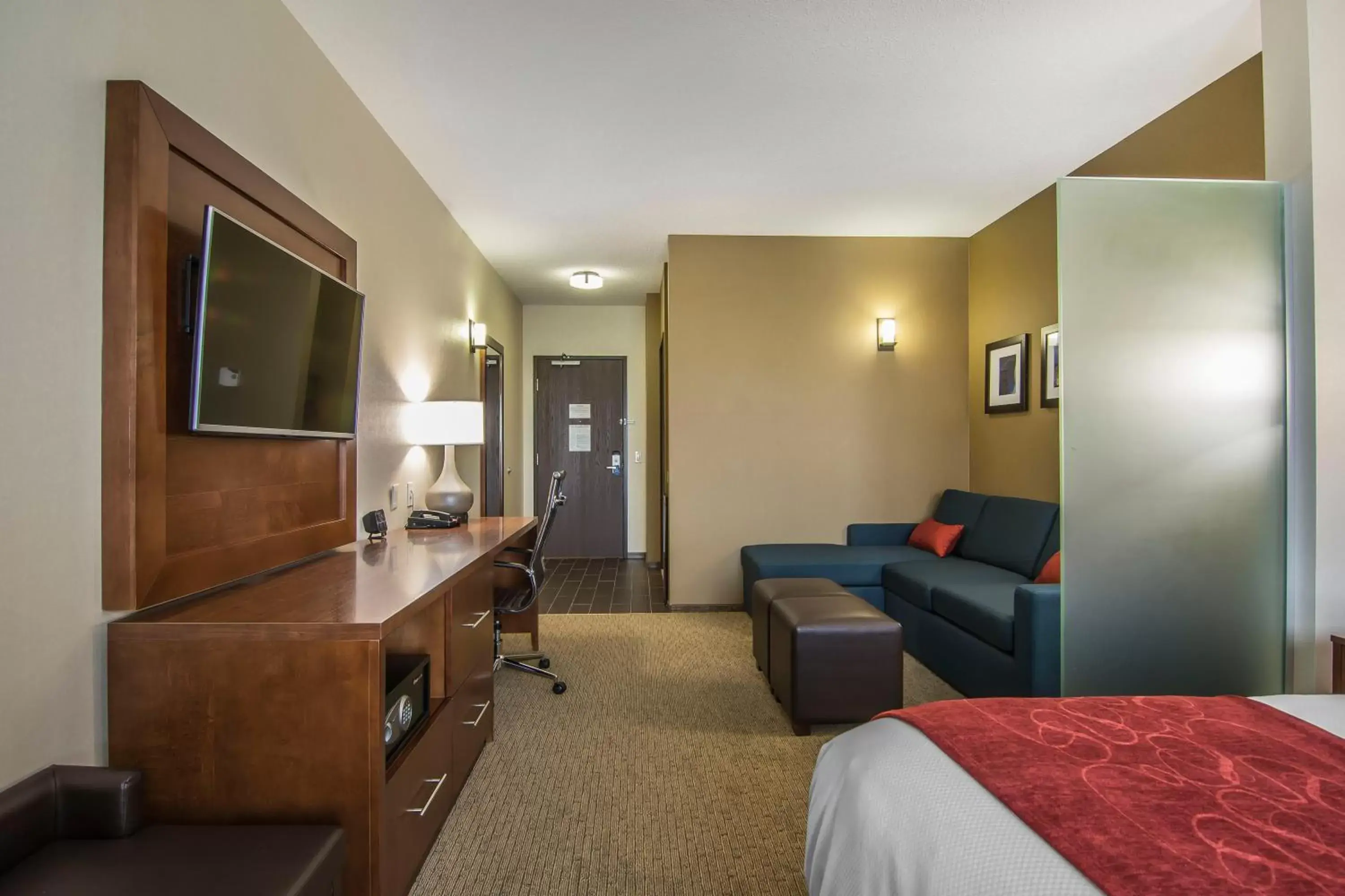 Living room, Seating Area in Comfort Suites Regina