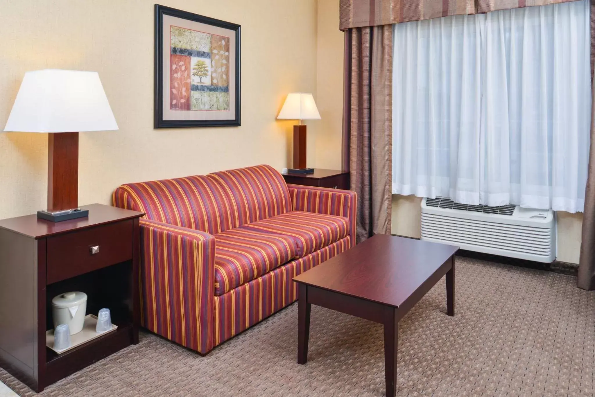 Photo of the whole room, Seating Area in Holiday Inn Express Hotel & Suites Portland - Jantzen Beach, an IHG Hotel