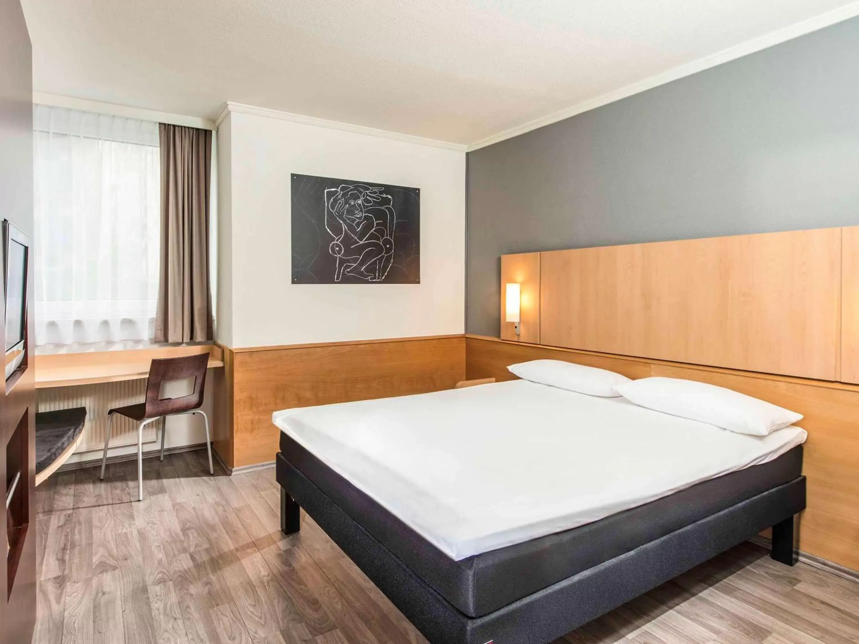 Photo of the whole room, Bed in ibis Leipzig Nord-Ost