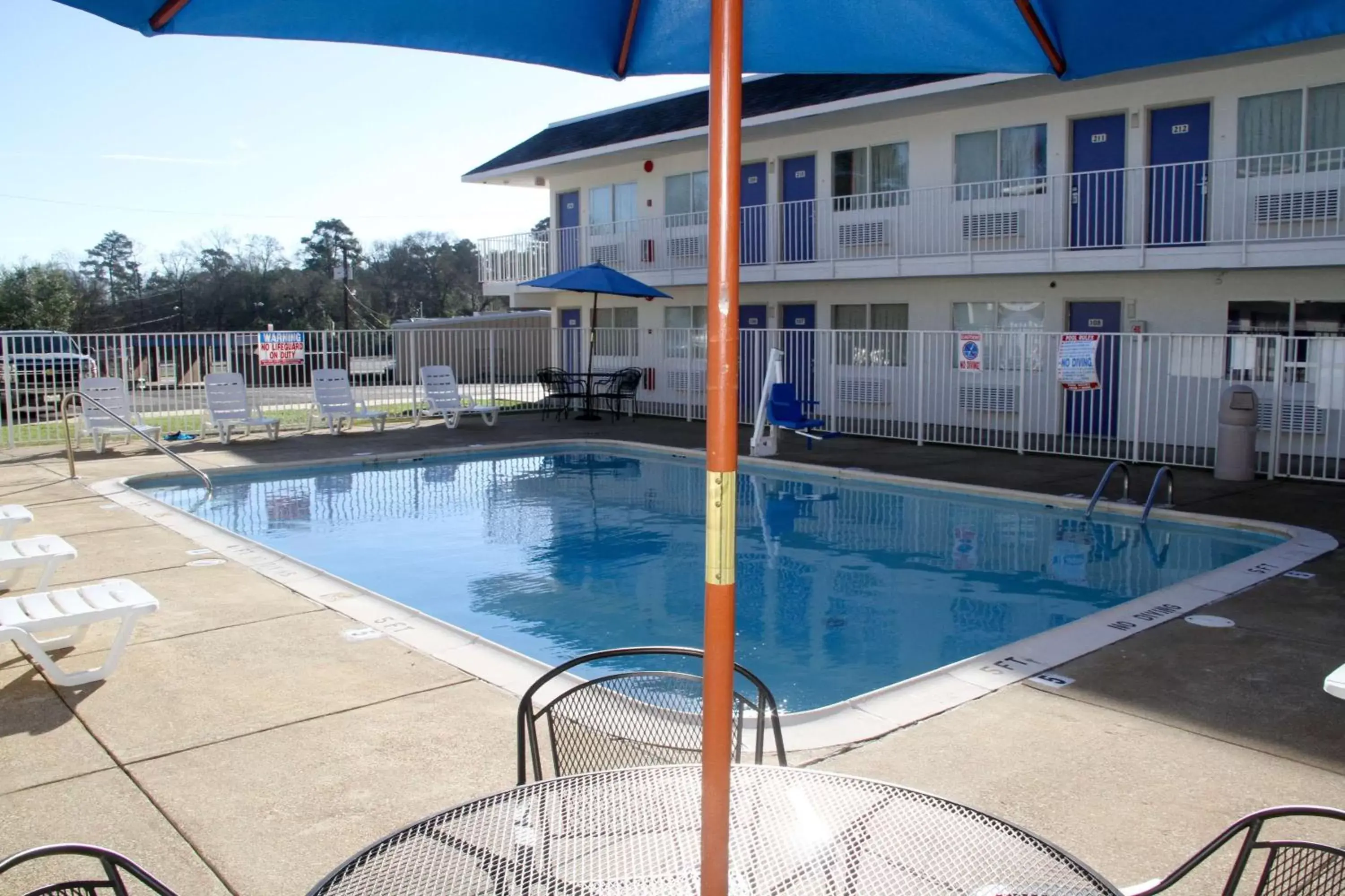 Day, Swimming Pool in Motel 6-Lufkin, TX