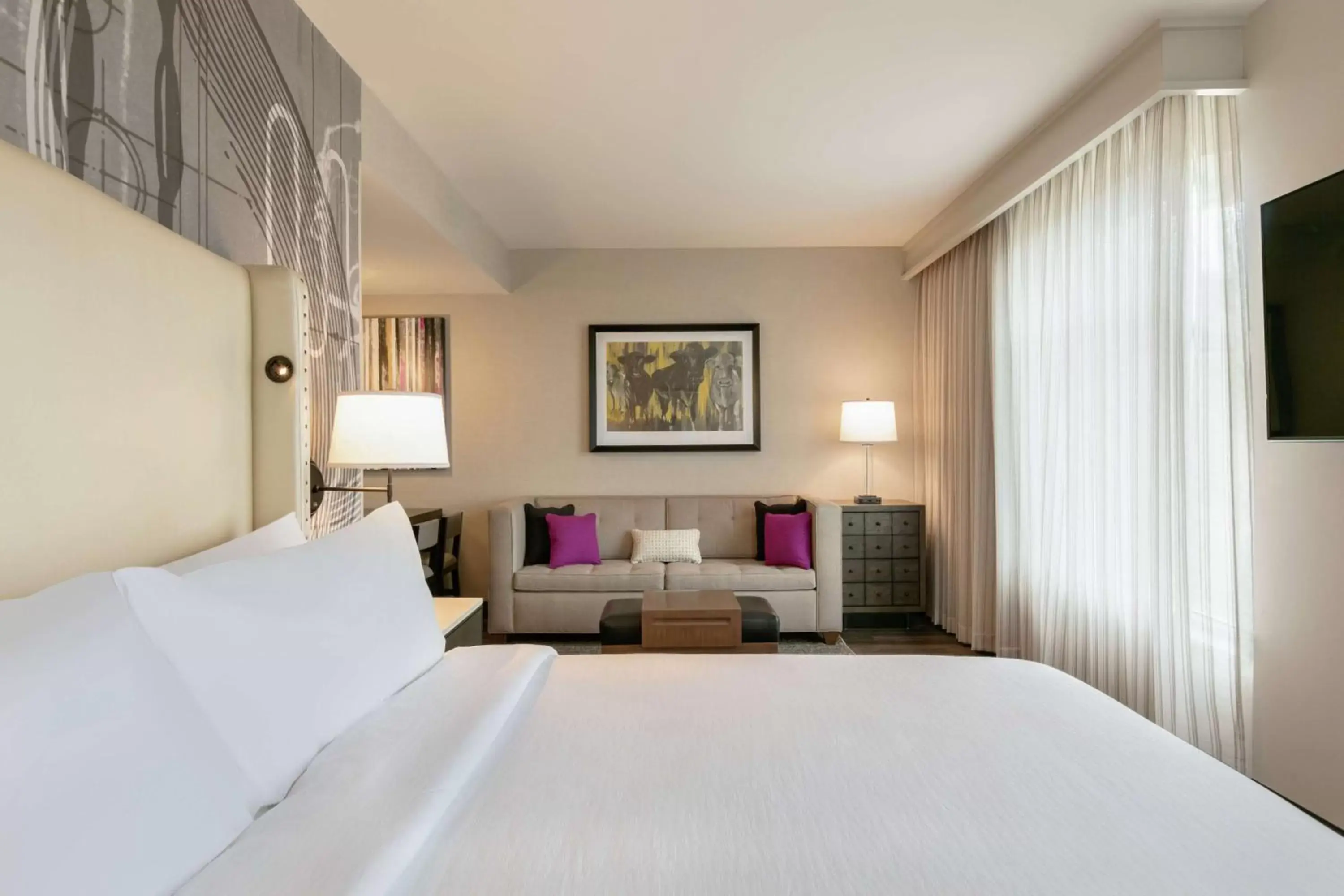 Bedroom, Bed in Embassy Suites By Hilton Berkeley Heights